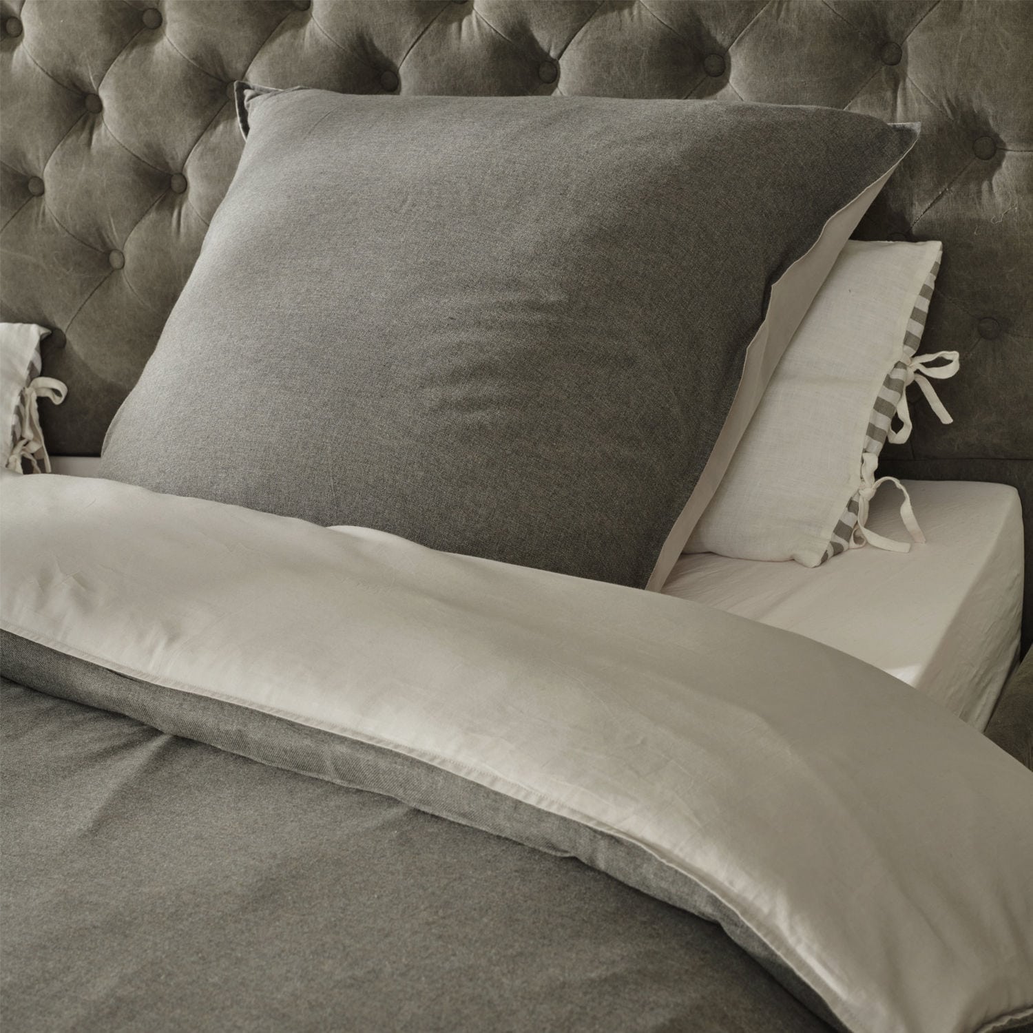 Bettwäsche Mynatt Graue Bettwäsche aus weichem Material auf einem Bett mit gesteppter Kopfstütze, komfortabel und stilvoll