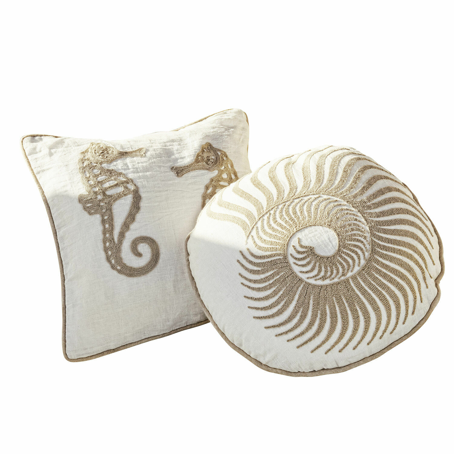 Set aus zwei dekorativen Baumwollkissen in Creme mit Seepferdchen- und Muschelmotiv für Wohnzimmer