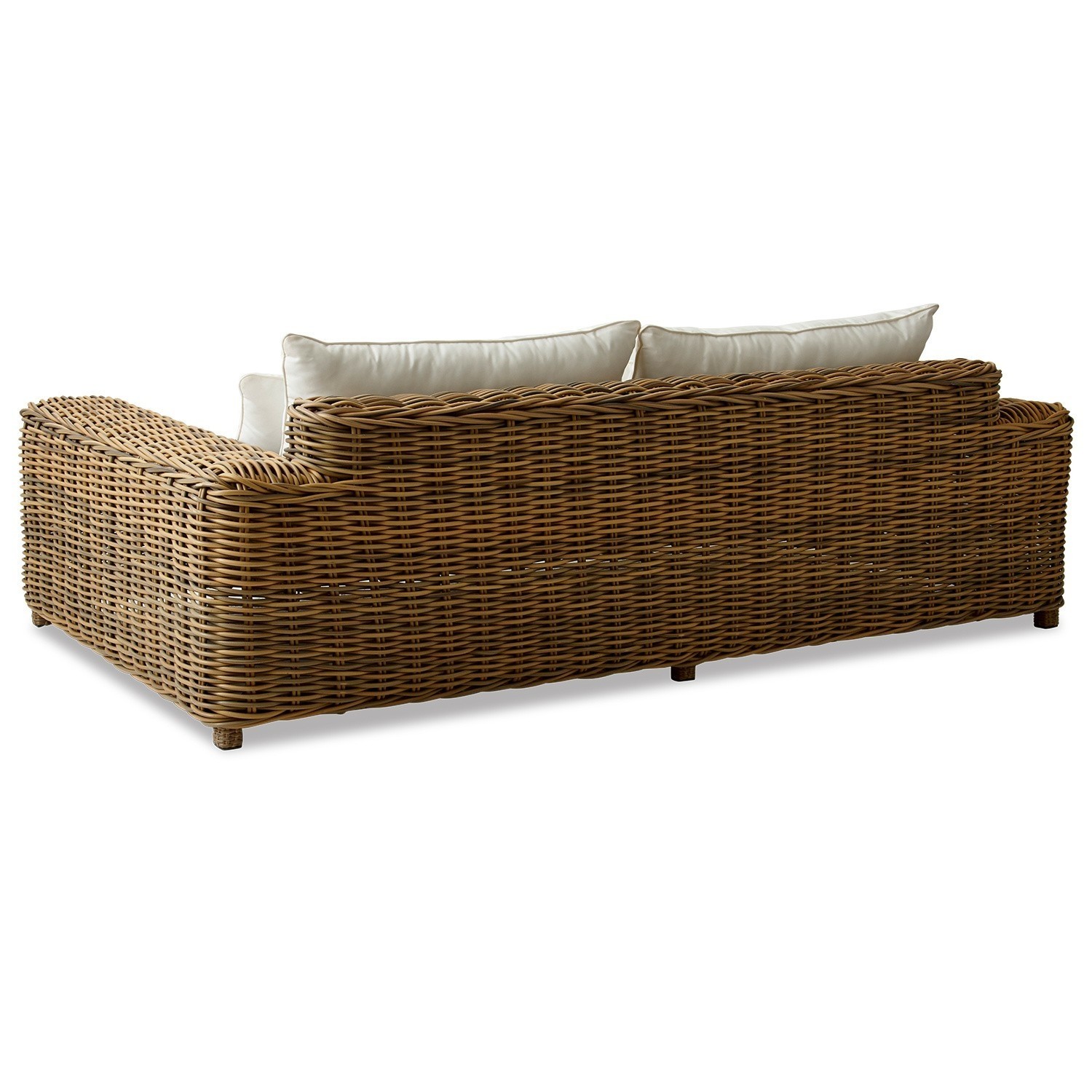 Rattansofa in Naturfarbe mit weißen Kissen, gemütliches Wohnzimmermöbel