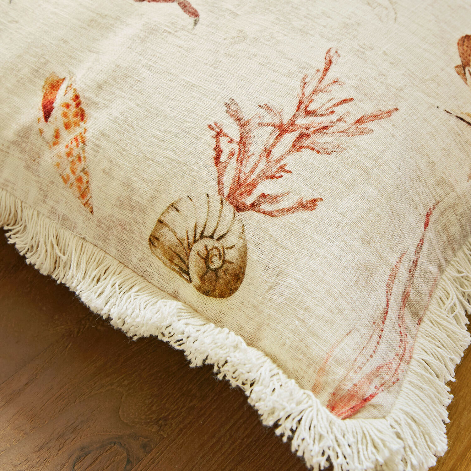 Leinen-Kissenhülle mit Muschel- und Korallenmotiv in Beige und Rot für maritimes Wohnambiente