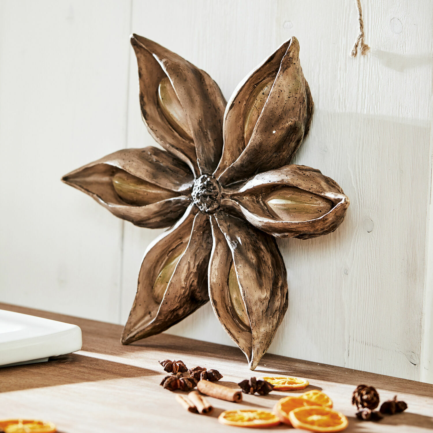 Deko-Objekt Wedekir Wanddekoration in Blumenform aus brauner Keramik auf hellem Hintergrund für Wohnräume