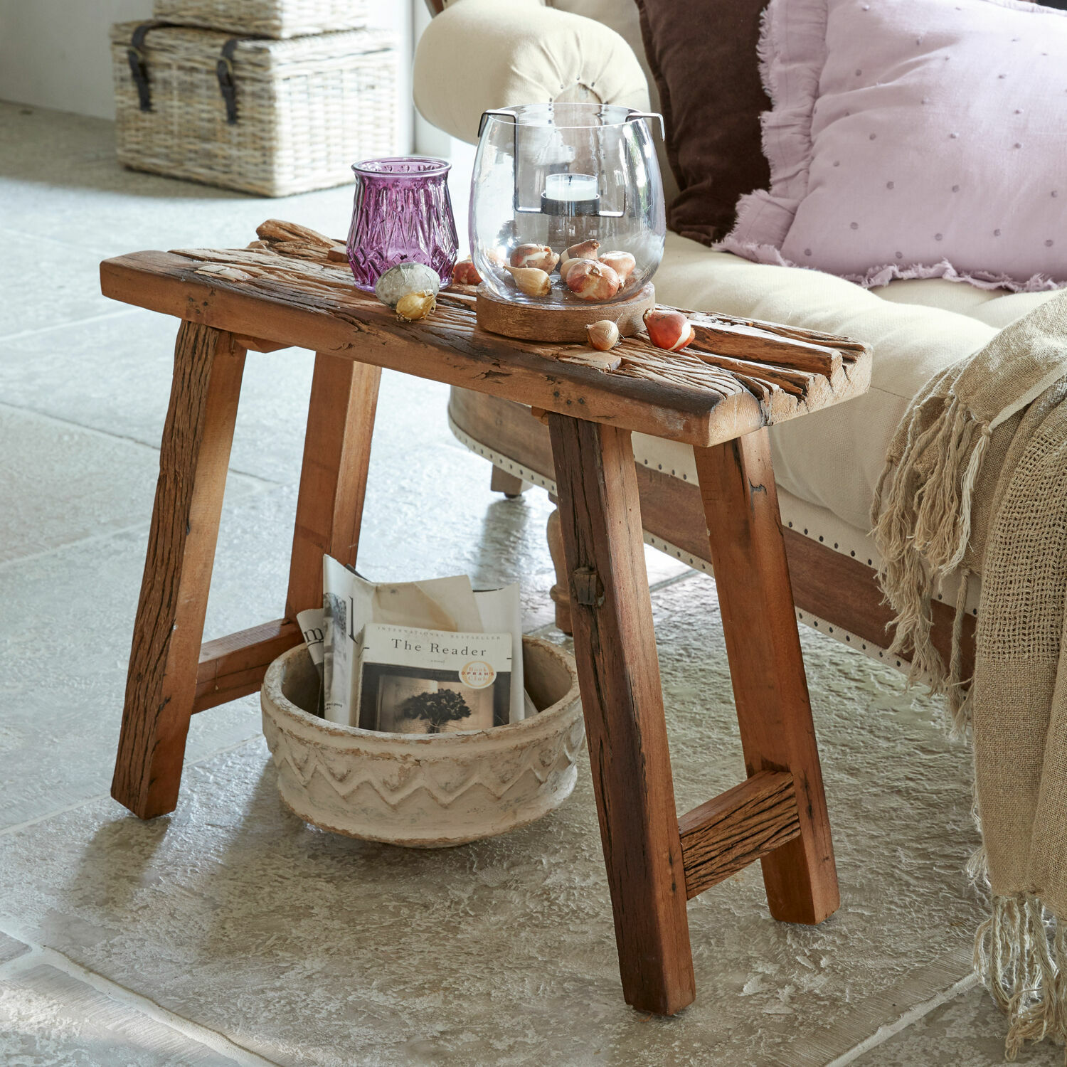 Hocker Salinquas Rustikaler Beistelltisch aus Holz mit Dekoration und Topf auf Boden im Wohnzimmer