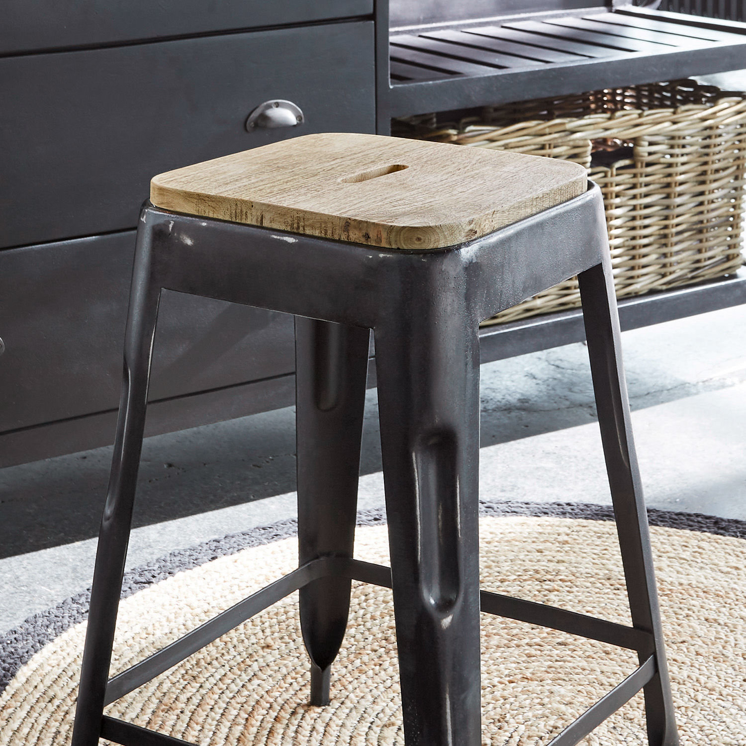 Industrieller Barhocker aus schwarzem Metall und hellem Holz, moderner Küchenstuhl