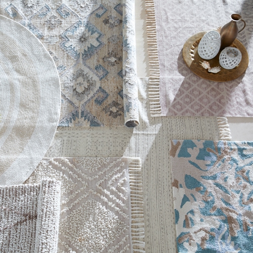 Set aus dekorativen Teppichen in Pastellfarben mit geometrischen und floralen Mustern, weiche Materialien