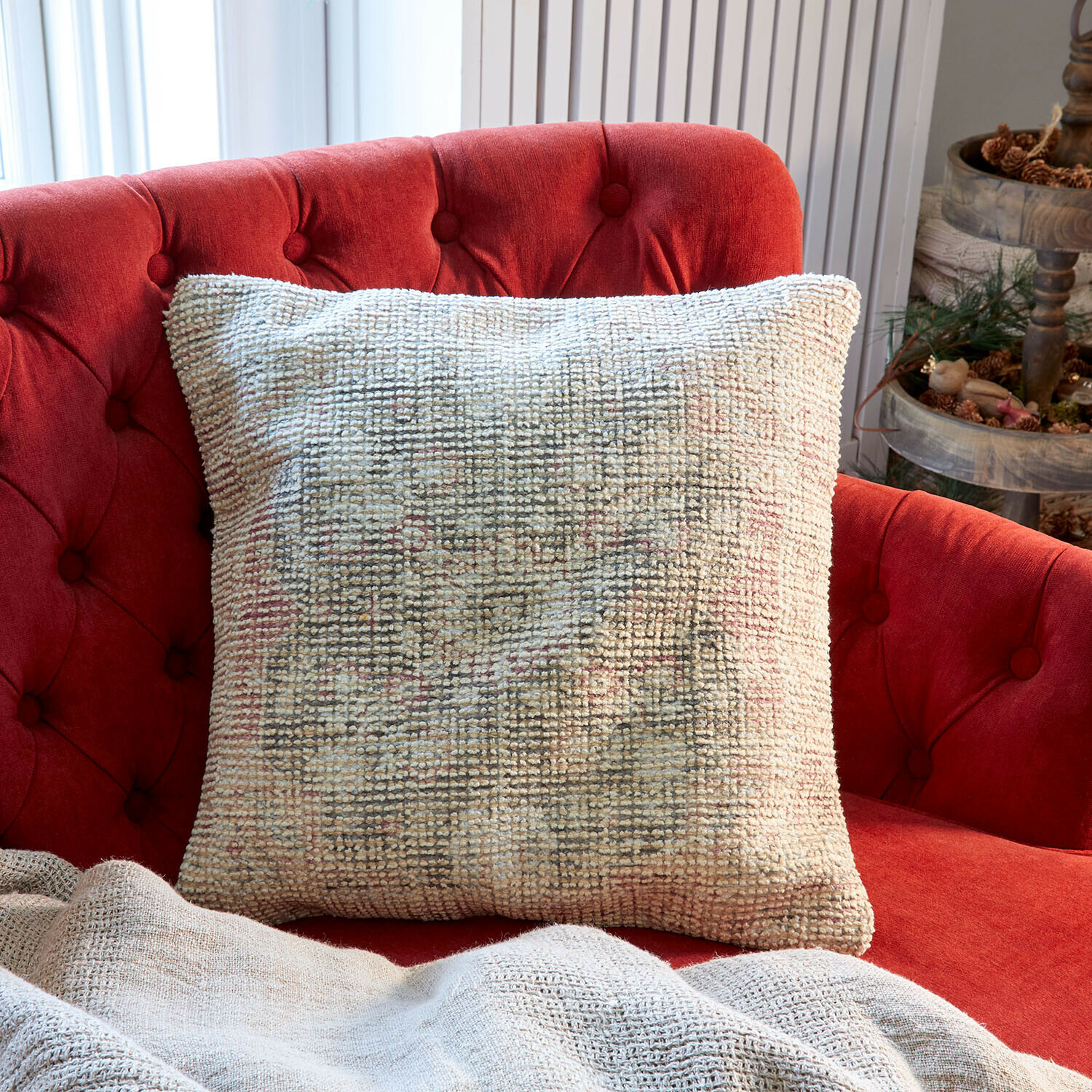 Kissenhülle Kaelun Beiges dekoratives Kissen aus weichem Material auf rotem, gepolstertem Sofa im Wohnzimmer