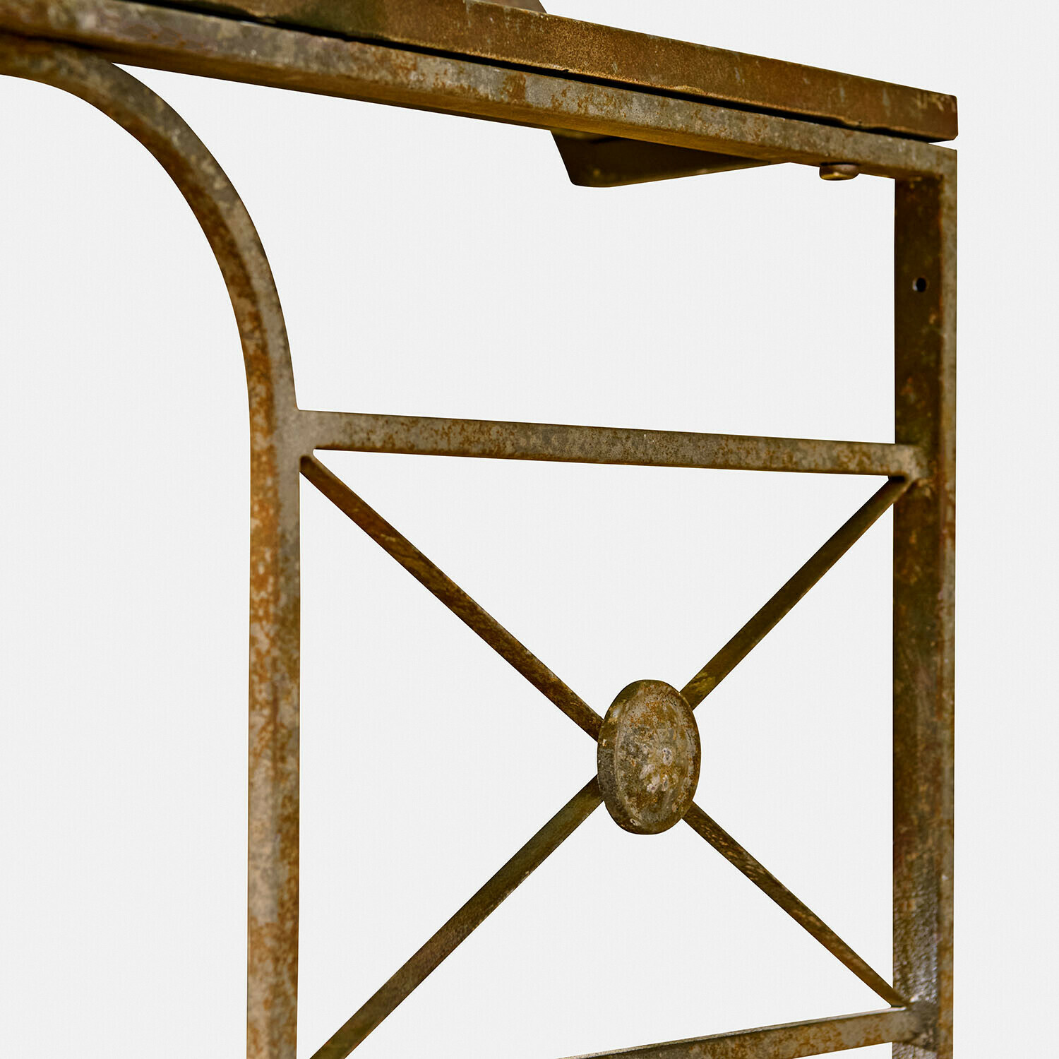 Rostige braune Metallkonstruktion mit dekorativem mittigem Element im industriellen Stil
