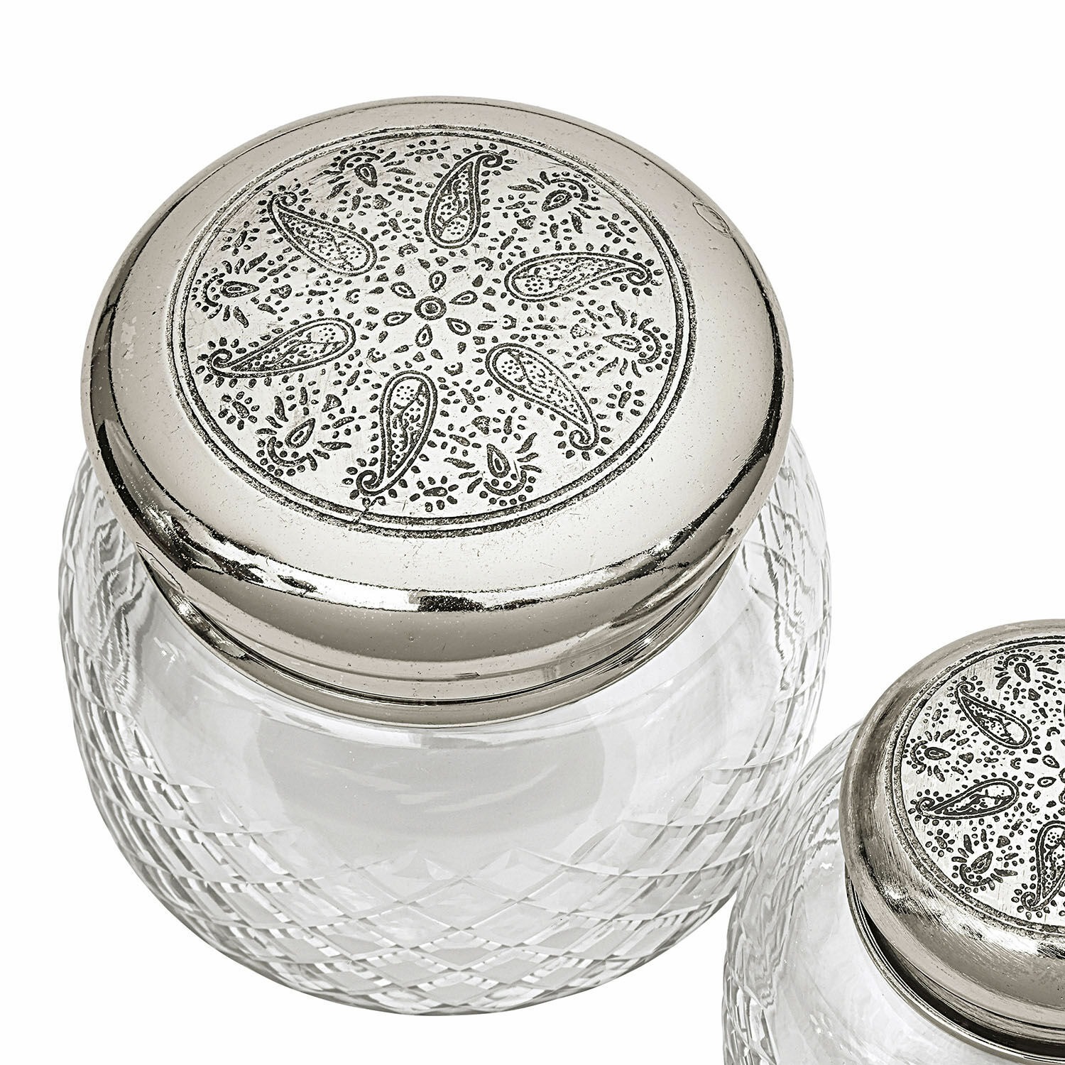 Glasbehälter mit silbernem Metalldeckel und dekorativem Muster zum Aufbewahren