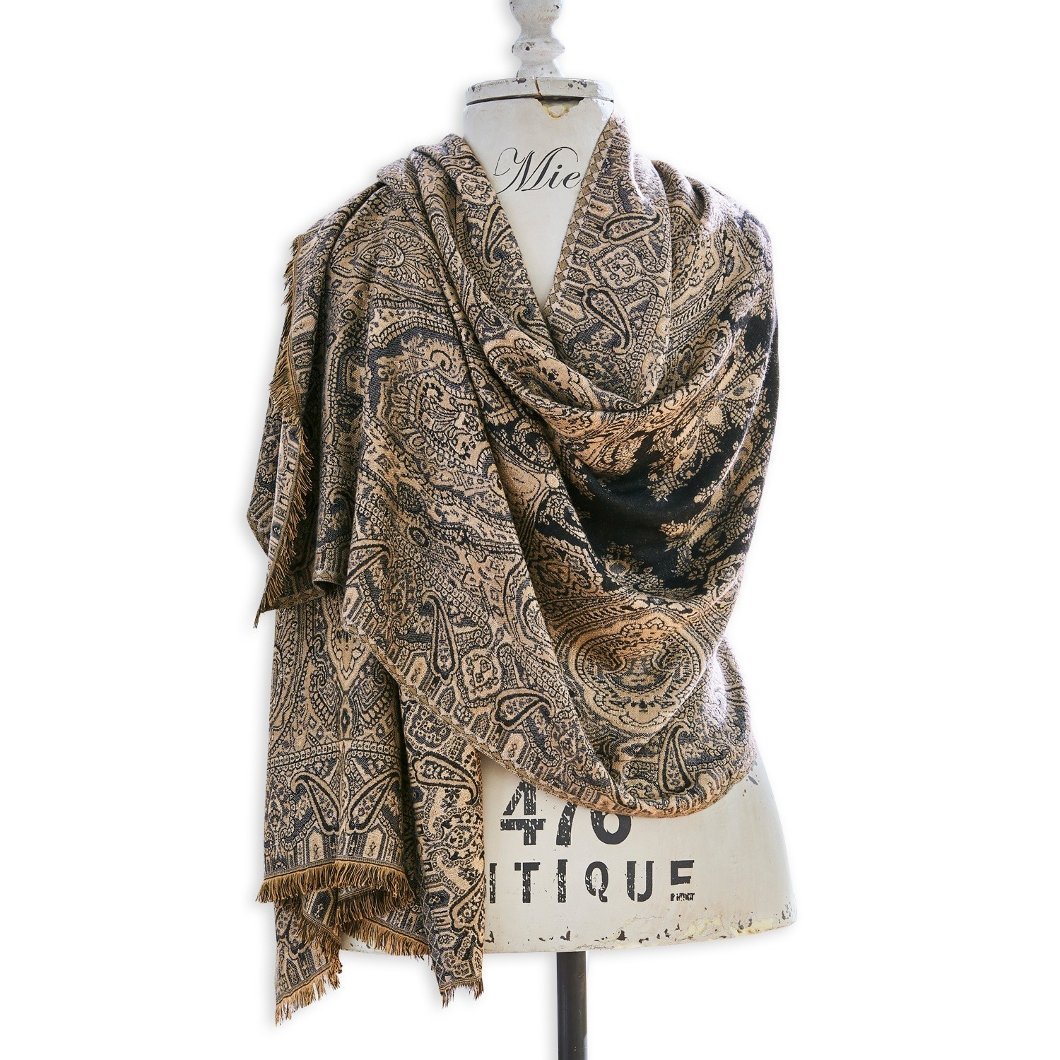 Braun-schwarzer Paisley-Schal auf Schneiderpuppe, weiches Material, modisches Accessoire