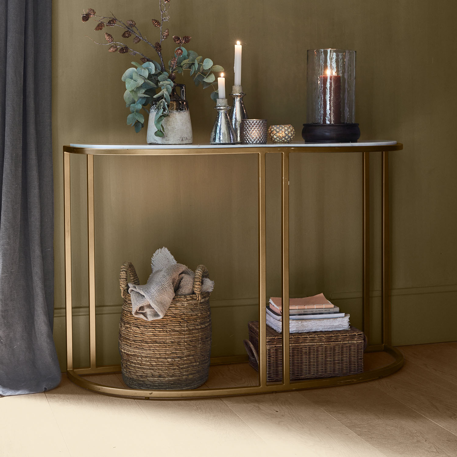 Konsole mit weißer Marmorplatte und goldenem Metallgestell, dekoriert mit Kerzen und Korb