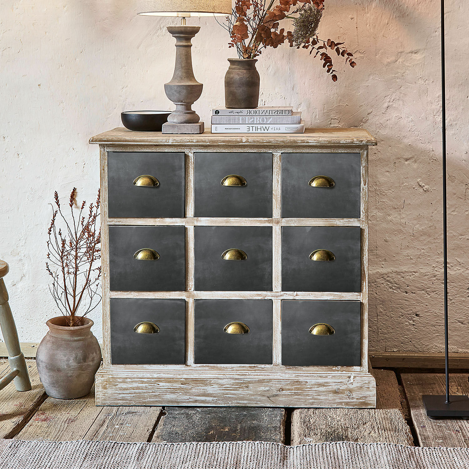 Vintage Kommode aus Holz und Metall mit neun Schubladen und Messinggriffen für Stauraum