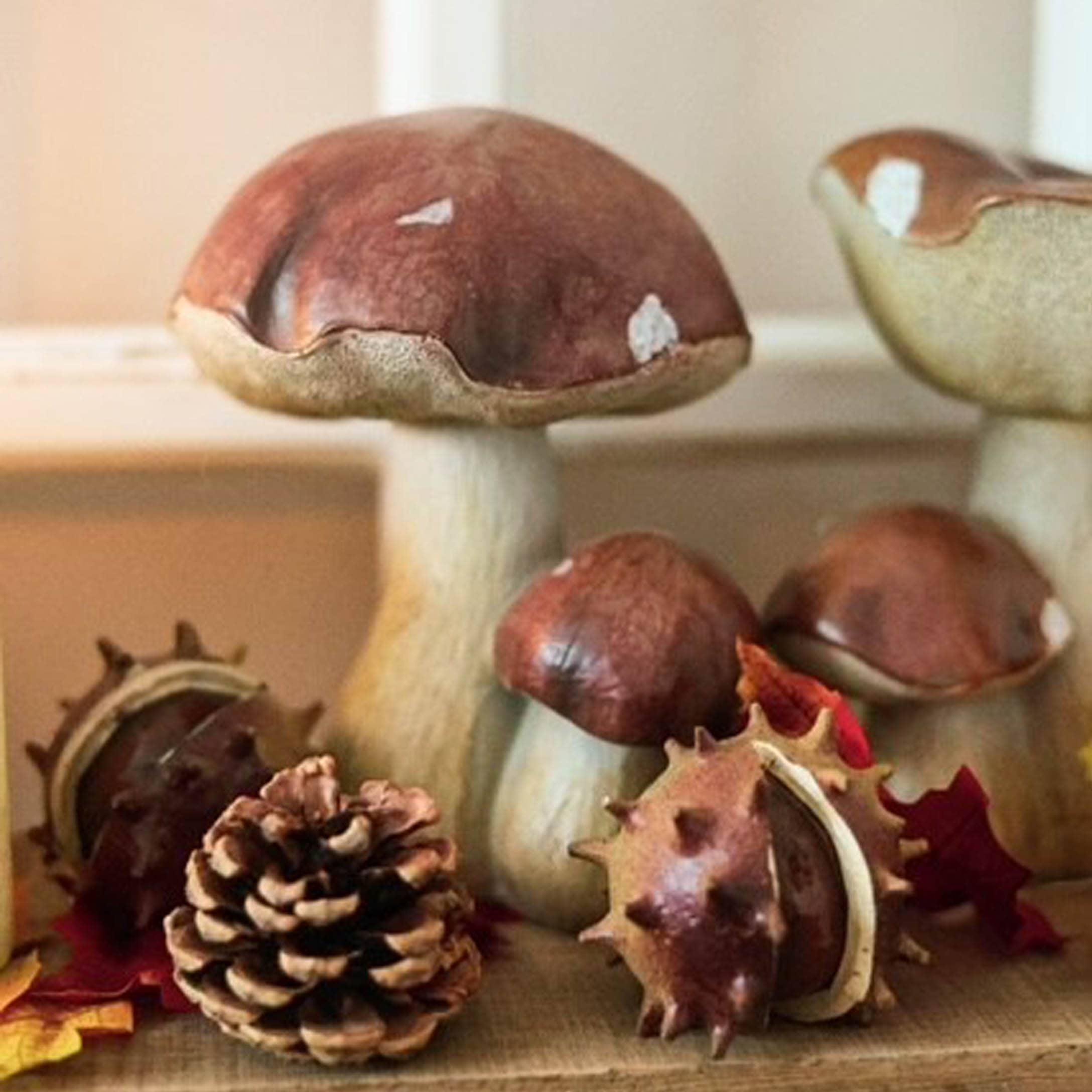 Dekorative Pilze aus Keramik in Braun-Beige mit Kieferzapfen und Kastanien für Herbstdeko