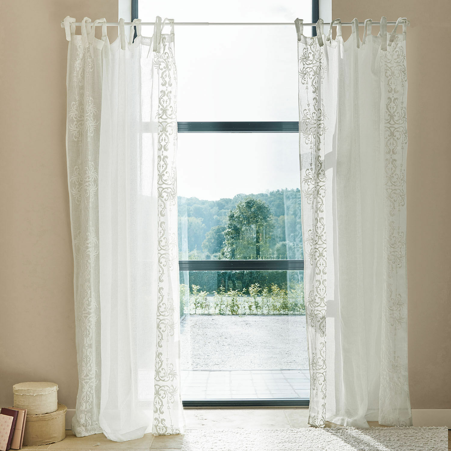 Gardine Damienie Transparente weiße Vorhänge mit feiner Stickerei, leichte Stoffe für elegante Fensterdekoration