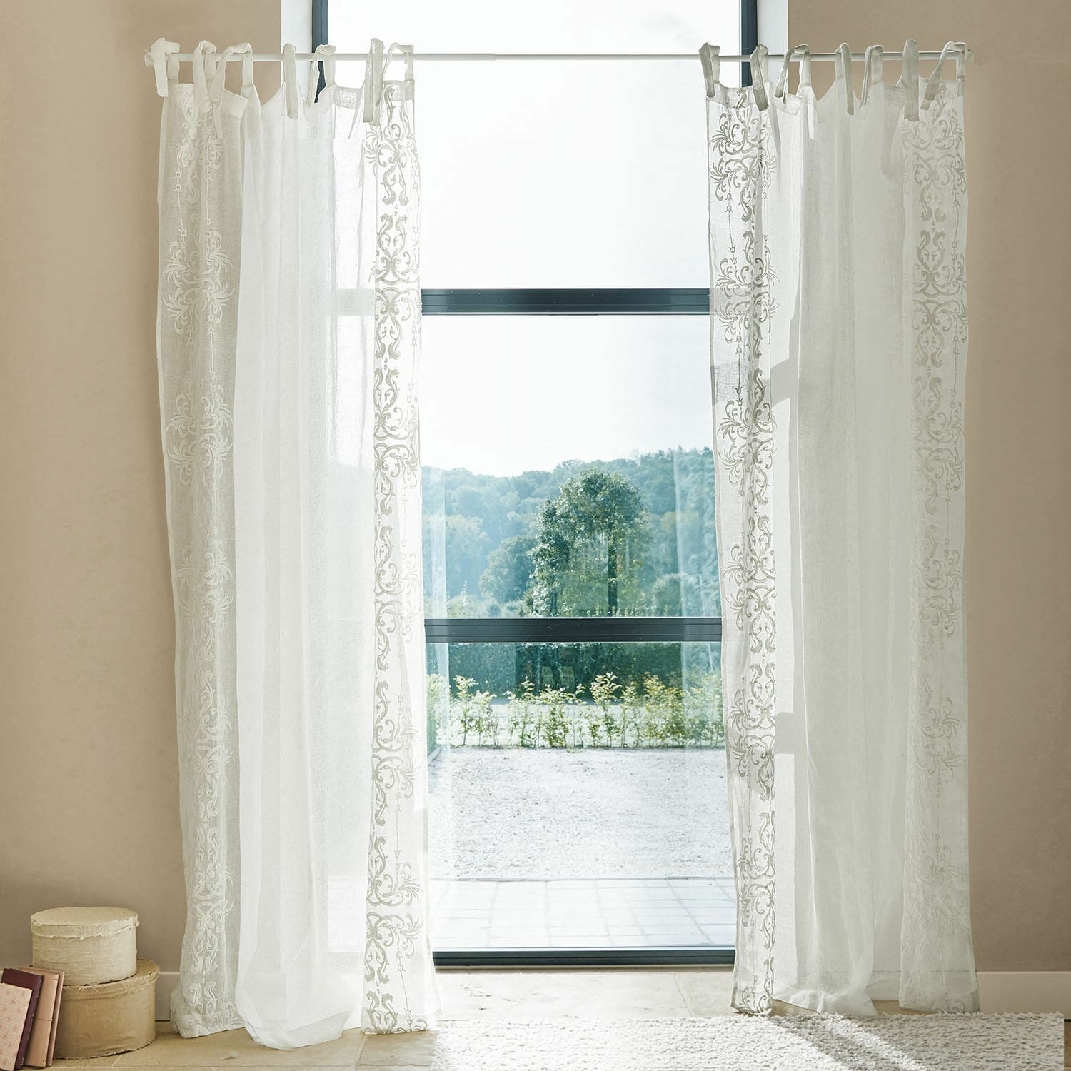 Gardine Damienie Transparente weiße Vorhänge mit feiner Stickerei, leichte Stoffe für elegante Fensterdekoration