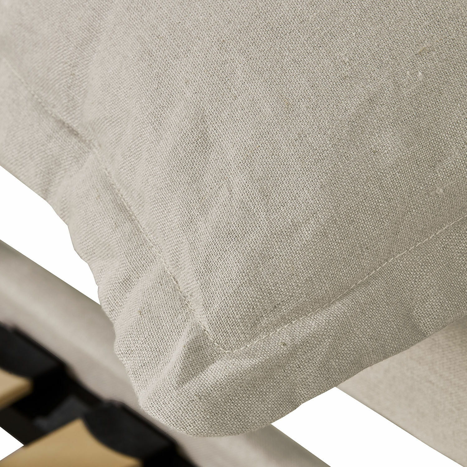 Beige Kissen aus naturfarbenem, strukturiertem Stoff für gemütliche Wohnraumgestaltung