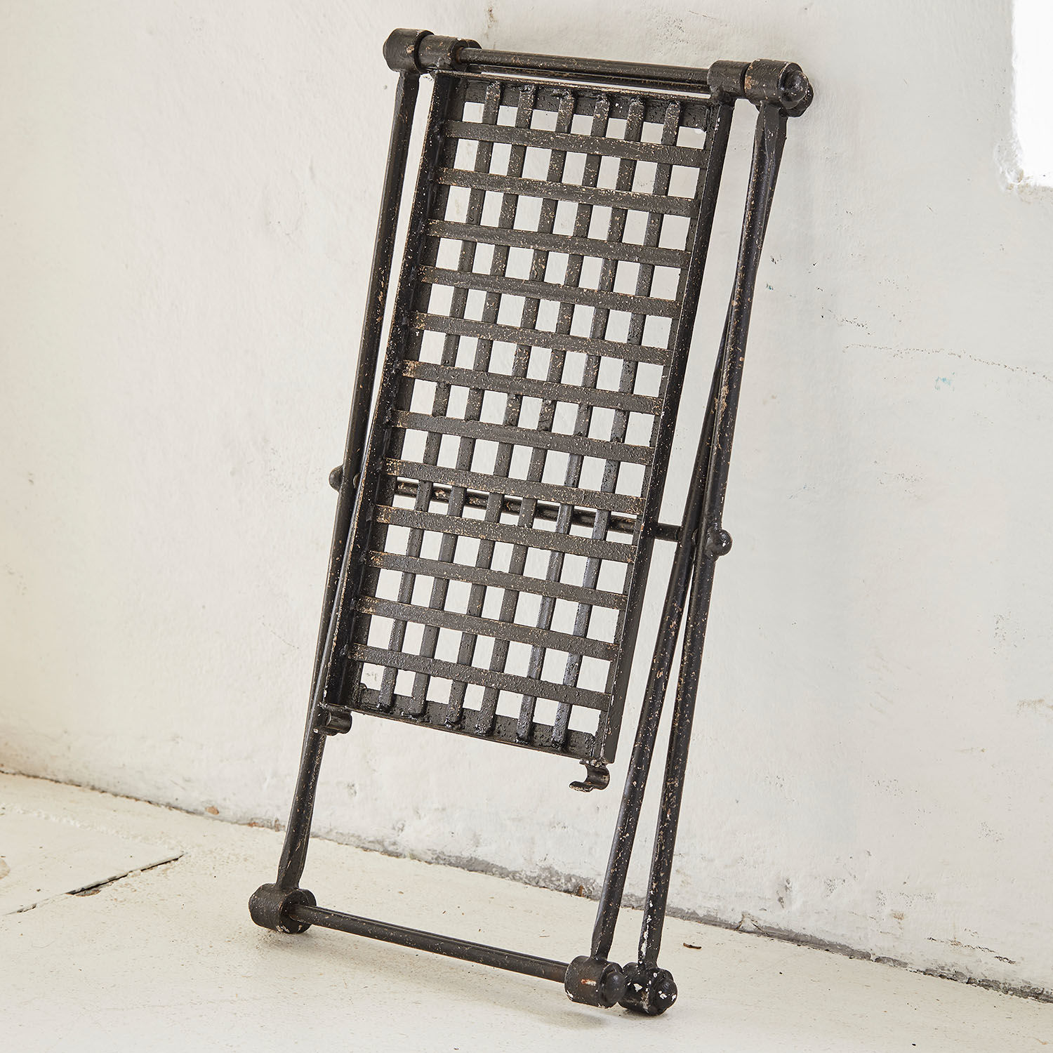 Schwarzes Metallgitter mit Used-Look, dekoratives Element für Innen- oder Außenbereich