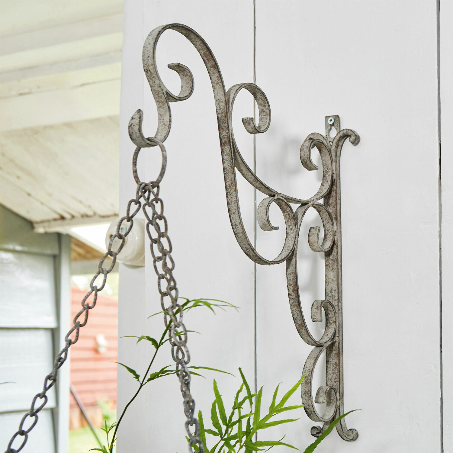 Metall-Wandhalter mit rustikalem grauem Finish und dekorativen Schnörkeln für Pflanzen