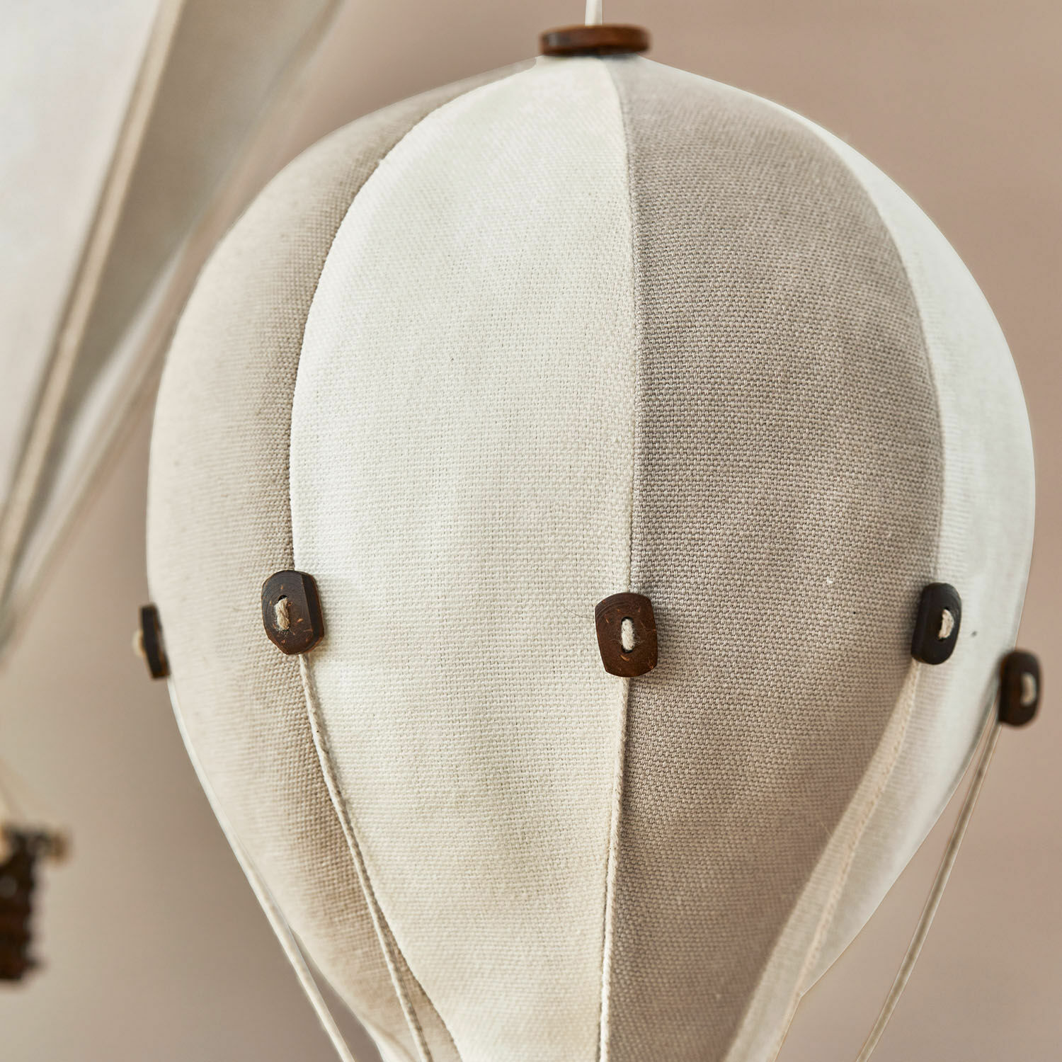 Dekoratives Heißluftballon-Modell aus Stoff in Beige- und Cremetönen für Innenräume