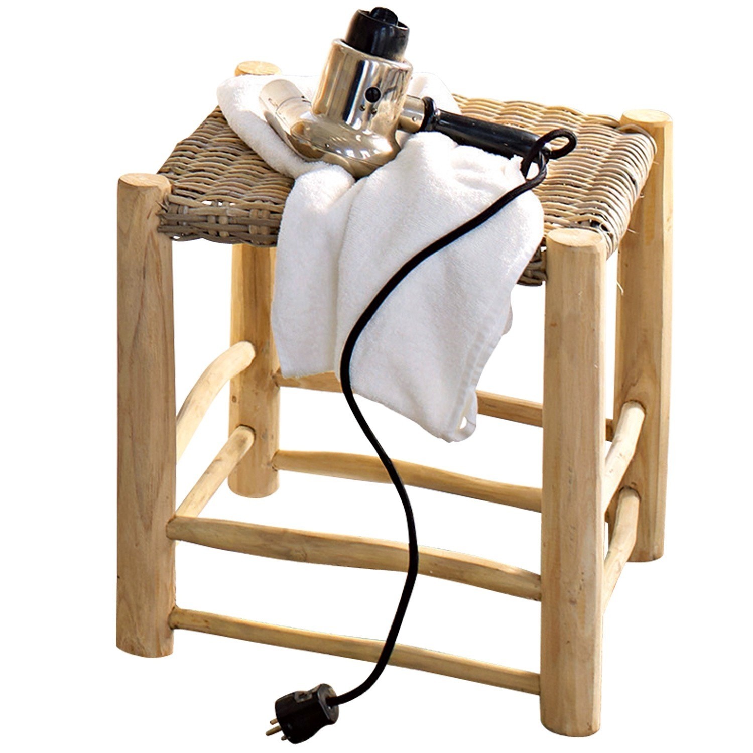 Hocker aus Naturholz mit geflochtenem Sitz, weißem Handtuch und Metallgerät mit Kabel