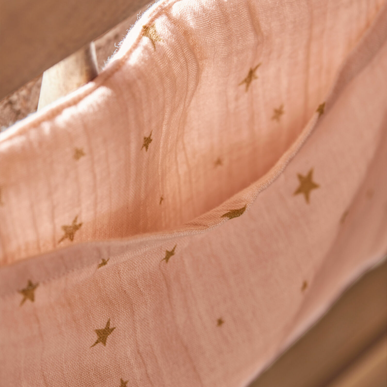 Rosa Stoff mit zartem Muster goldener Sterne, weiches Dekorationsmaterial