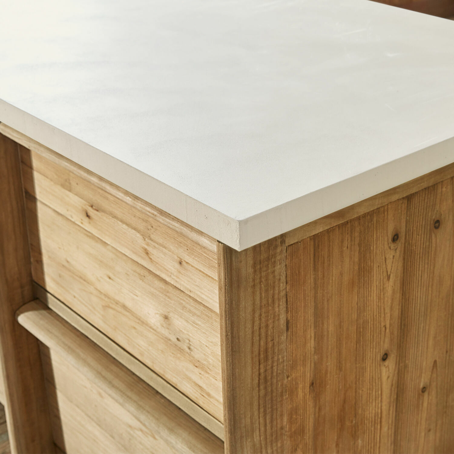 Weißer Tischplatte aus Material auf natürlichem Holzgestell, modernes Möbelstück