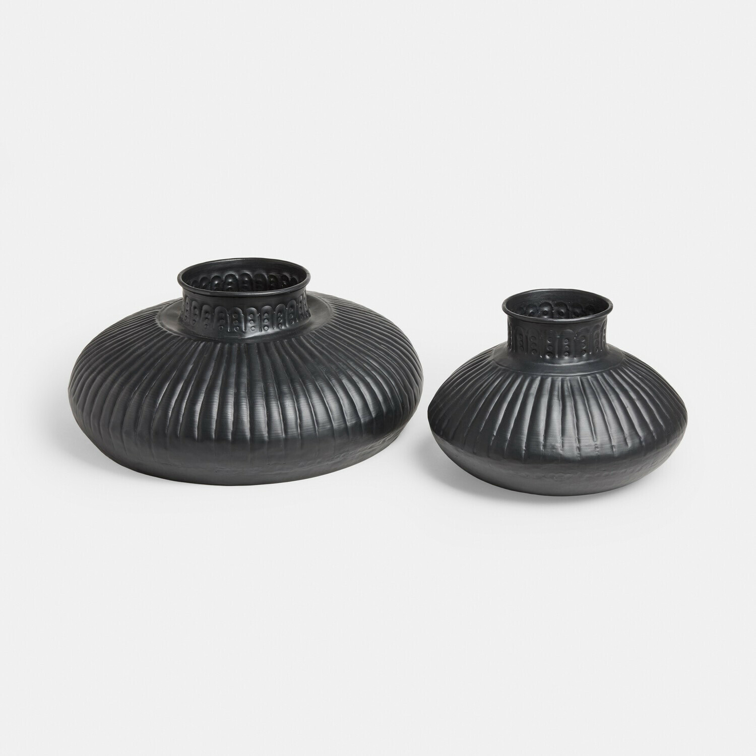 Vase 2er Set Myrkja Set aus zwei schwarzen Metallvasen mit gerillter Oberfläche und dekorativem Muster