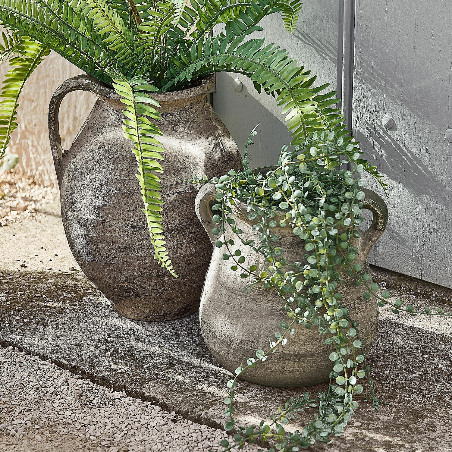 Vase 2er Set Malivon Zwei graue Keramikvasen mit grünen Pflanzen, rustikale Gartendekoration im Freien