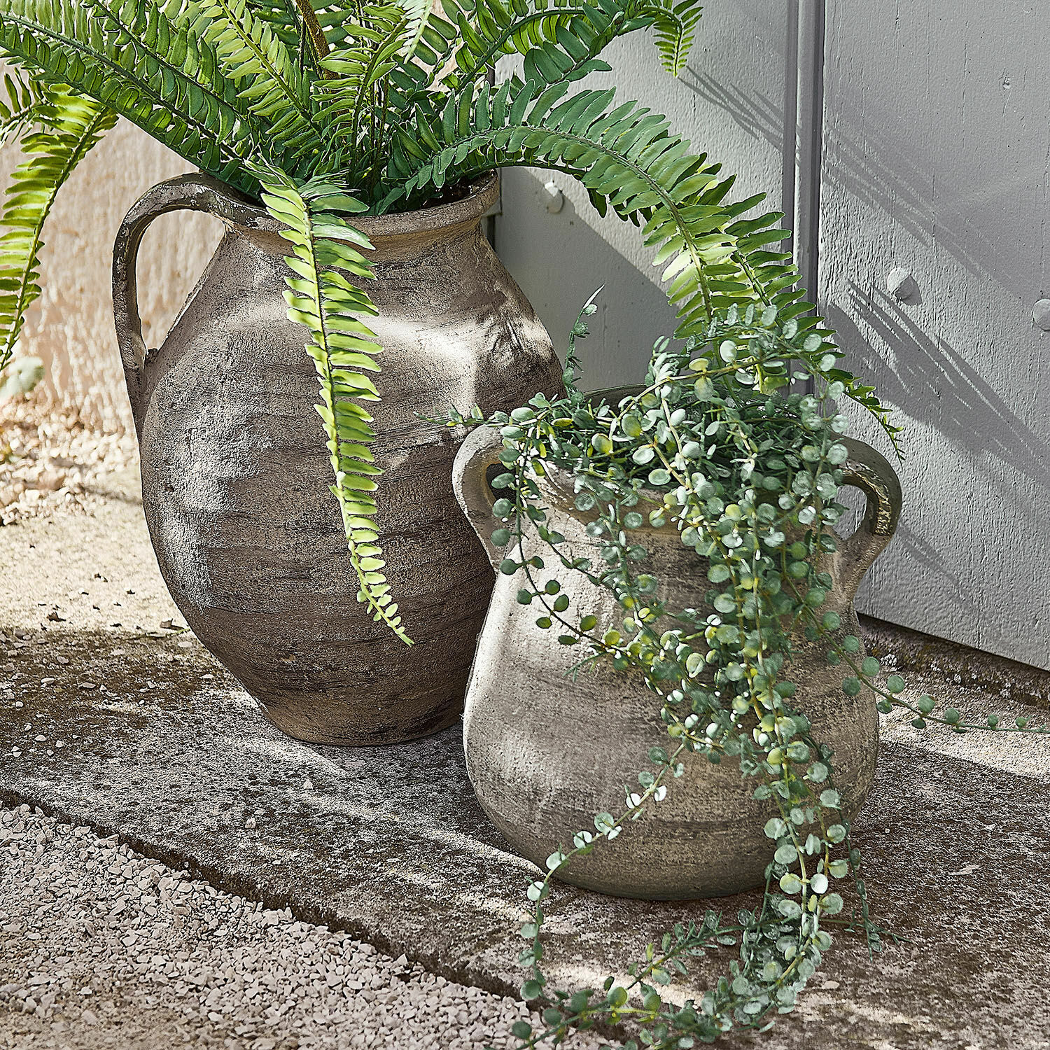 Vase 2er Set Malivon Zwei graue Keramikvasen mit grünen Pflanzen, rustikale Gartendekoration im Freien