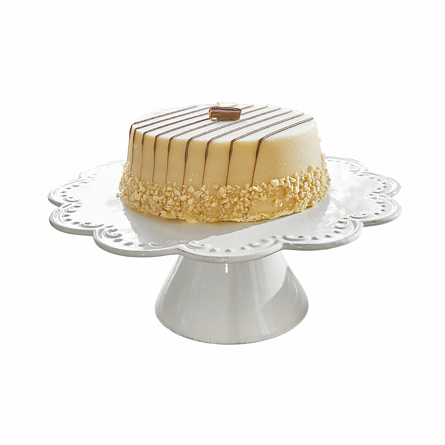 Tortenplatte Fontienne Kuchen auf weißem Keramikständer mit cremigem Zuckerguss und Nussstückchen, eleganter Nachtisch