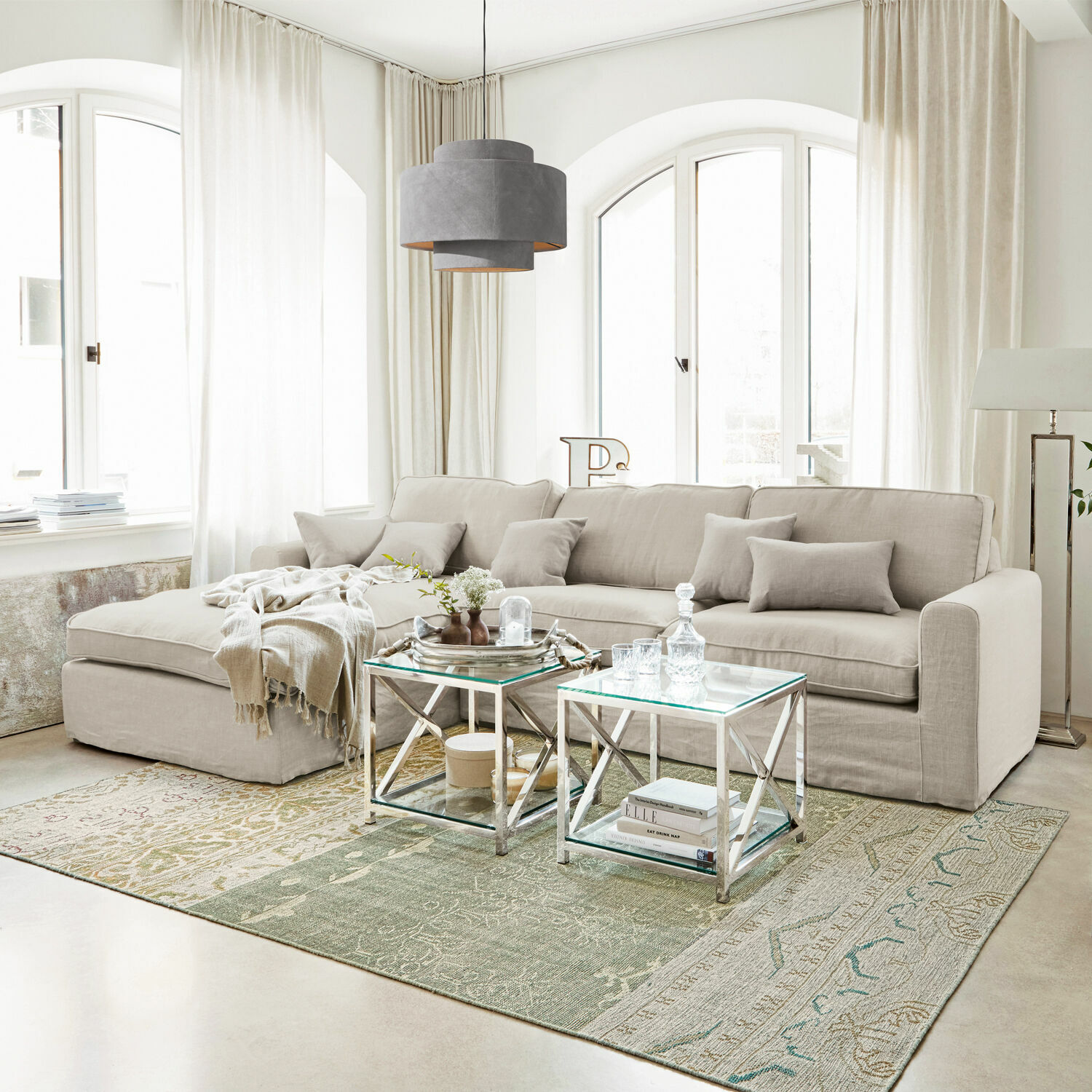 Sofa Seaford Großes hellgraues Ecksofa aus Stoff im modernen Wohnzimmer mit Metalltischen und Teppich