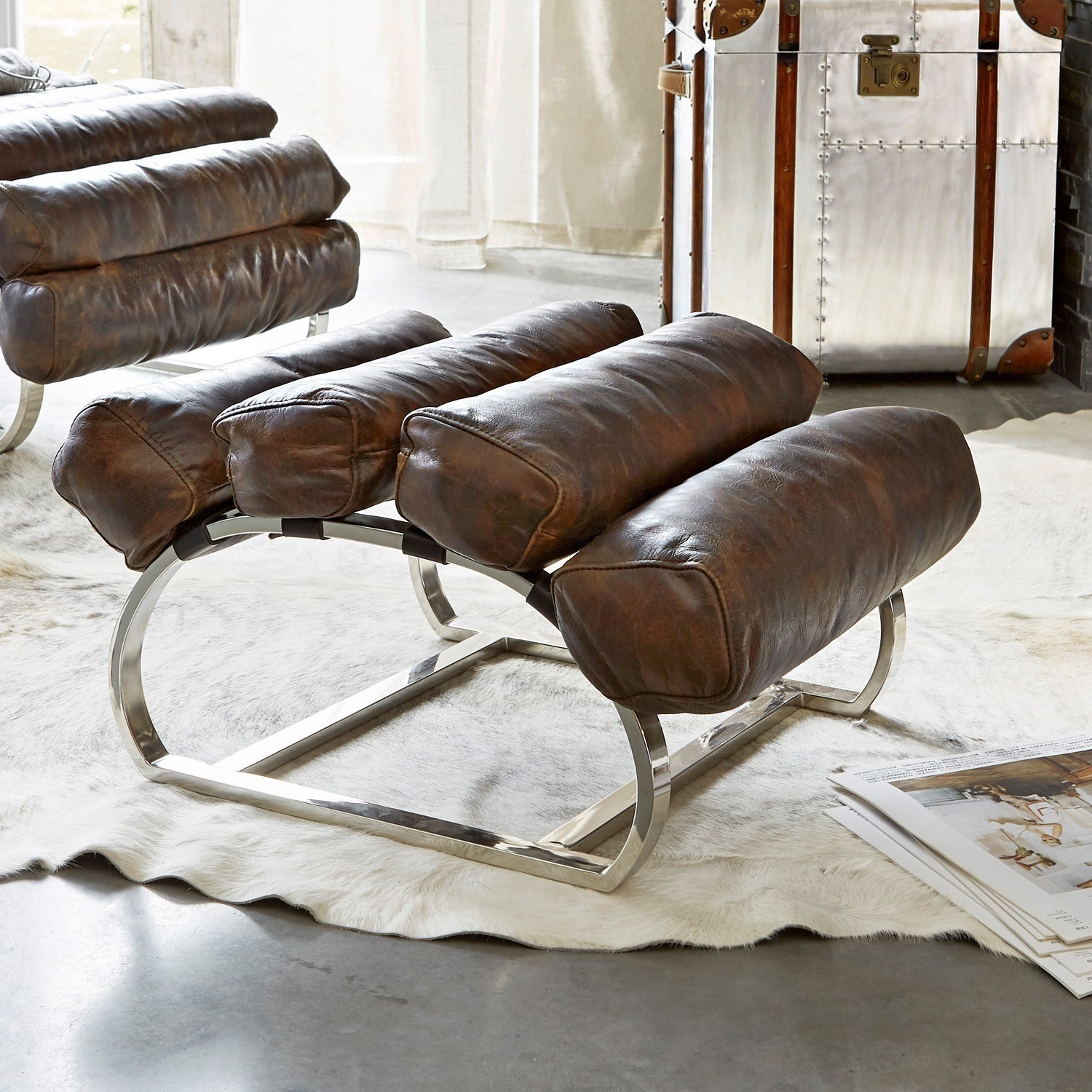 Fußhocker aus braunem Leder auf Metallgestell, moderner Wohnzimmertisch