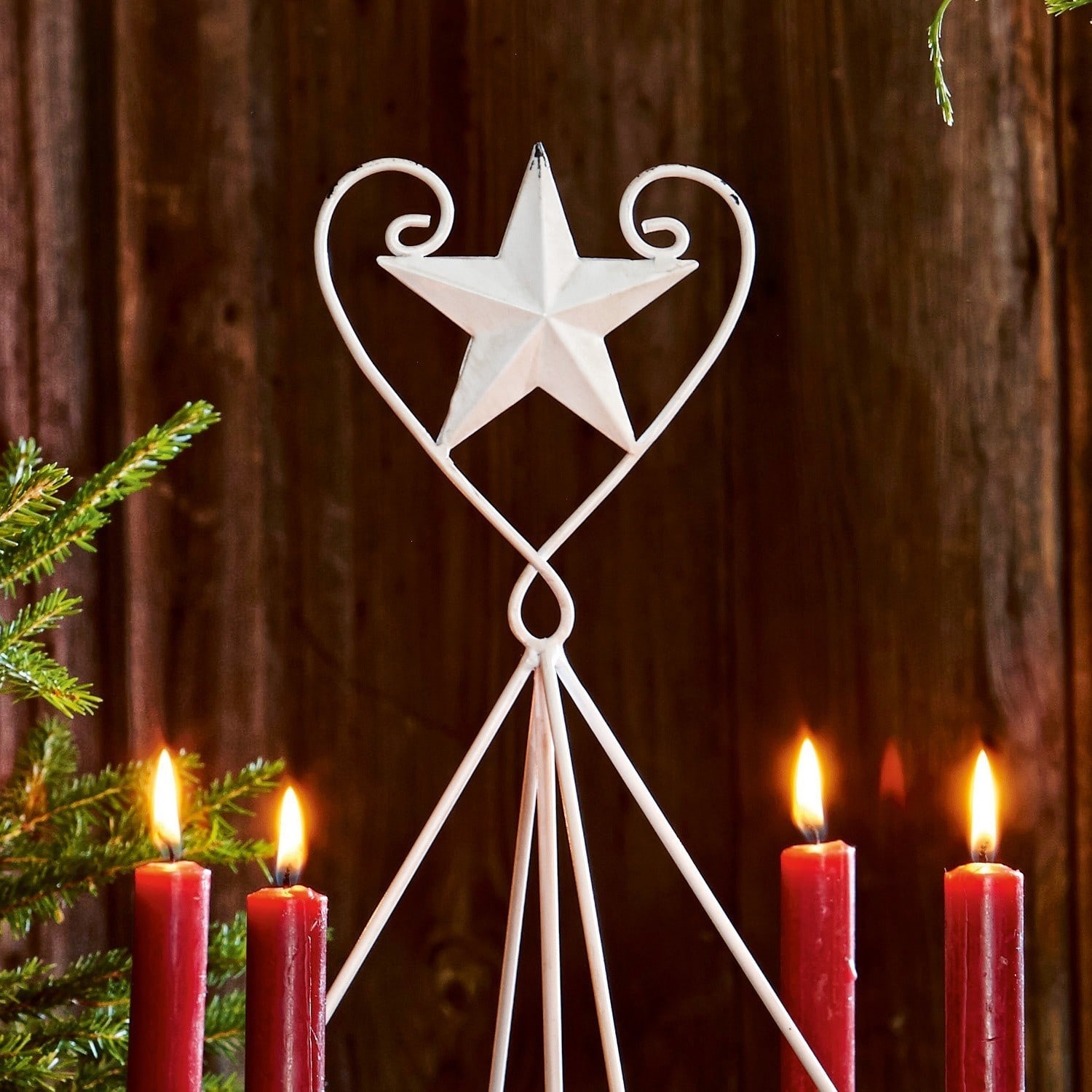 Weißer Metallkerzenhalter mit Stern und roten Kerzen, rustikale Weihnachtsdekoration
