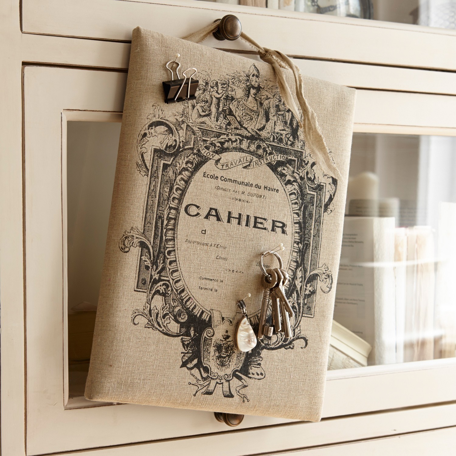 Leinen Wandorganizer in Beige mit schwarzem Vintage-Druck und Klammer für Schlüssel