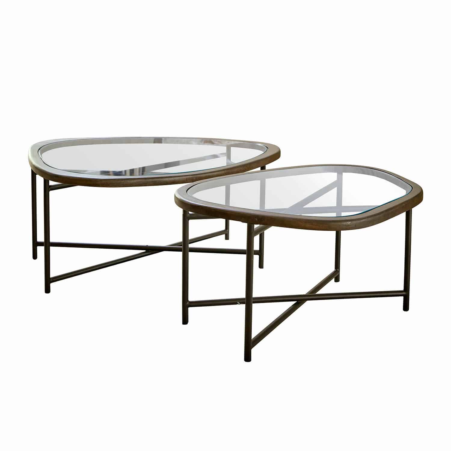 Zweiteiliges Set Couchtische mit braunem Metallgestell und klarem Glasplatte