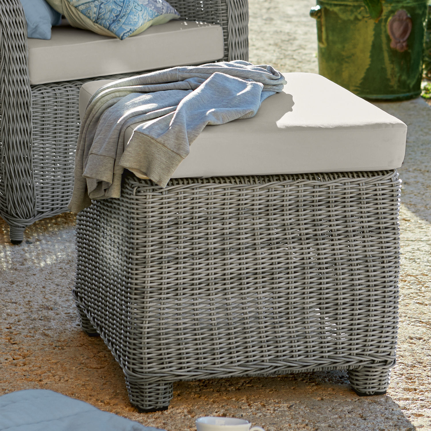 Grauer Rattan-Hocker mit hellgrauem Polster, bequemer Gartenmöbel-Sitz zum Entspannen