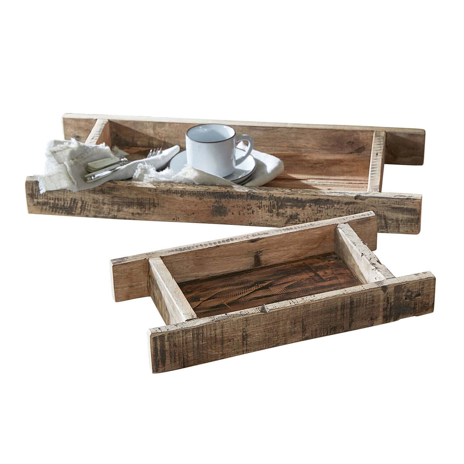Tablett 2er Set Brisalda Rustikale Holztabletts in Naturfarbe mit Tasse und Besteck auf weißem Hintergrund