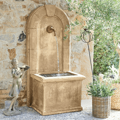 Dekorativer Gartenbrunnen aus beigem Stein, ideal für stilvolle Außenbereiche