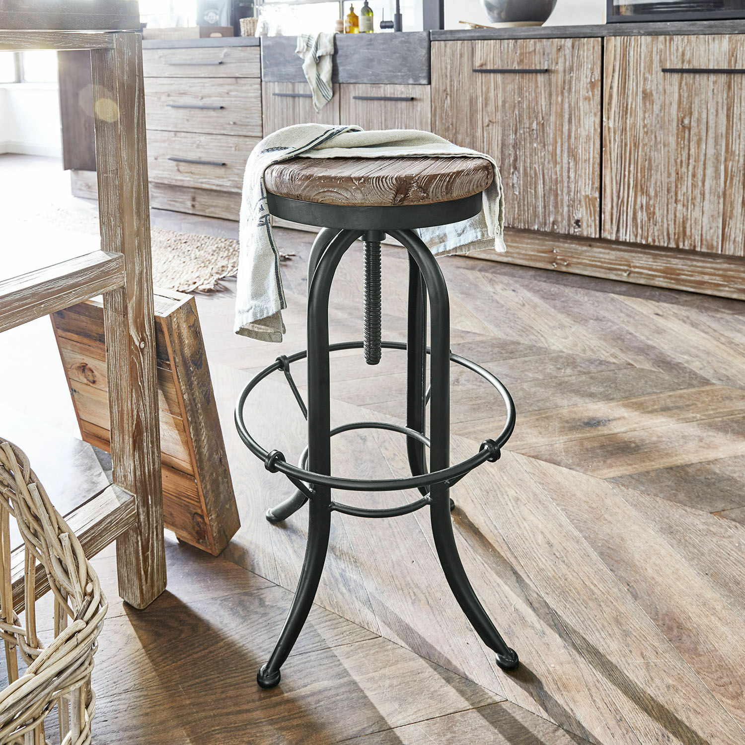 Hocker Cambria Barhocker mit verstellbarem Holzsitz und schwarzem Stahlgestell im Industriestil