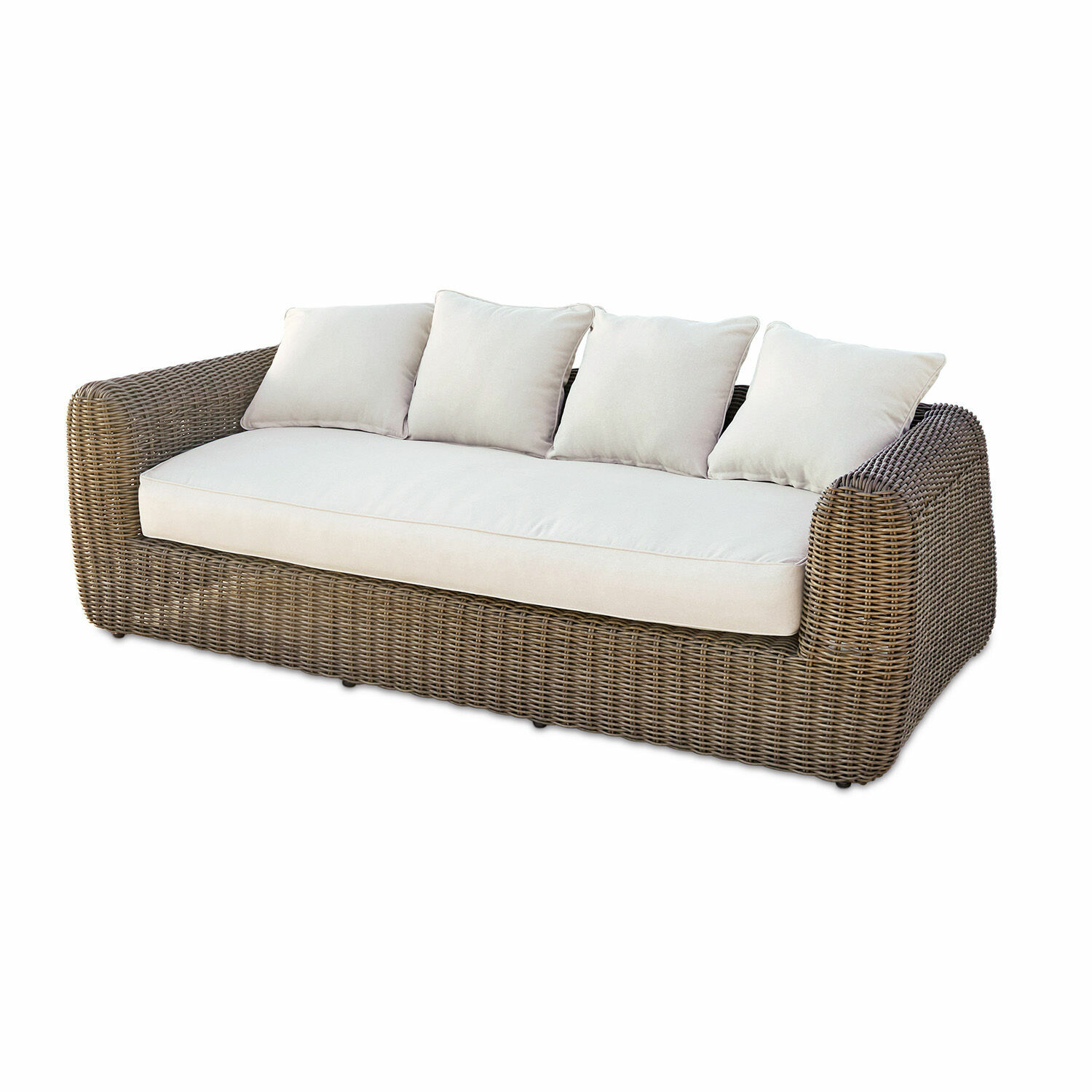 Rattansofa mit beigen Kissen und weicher Polsterung, geeignet für Wohnzimmer und Garten