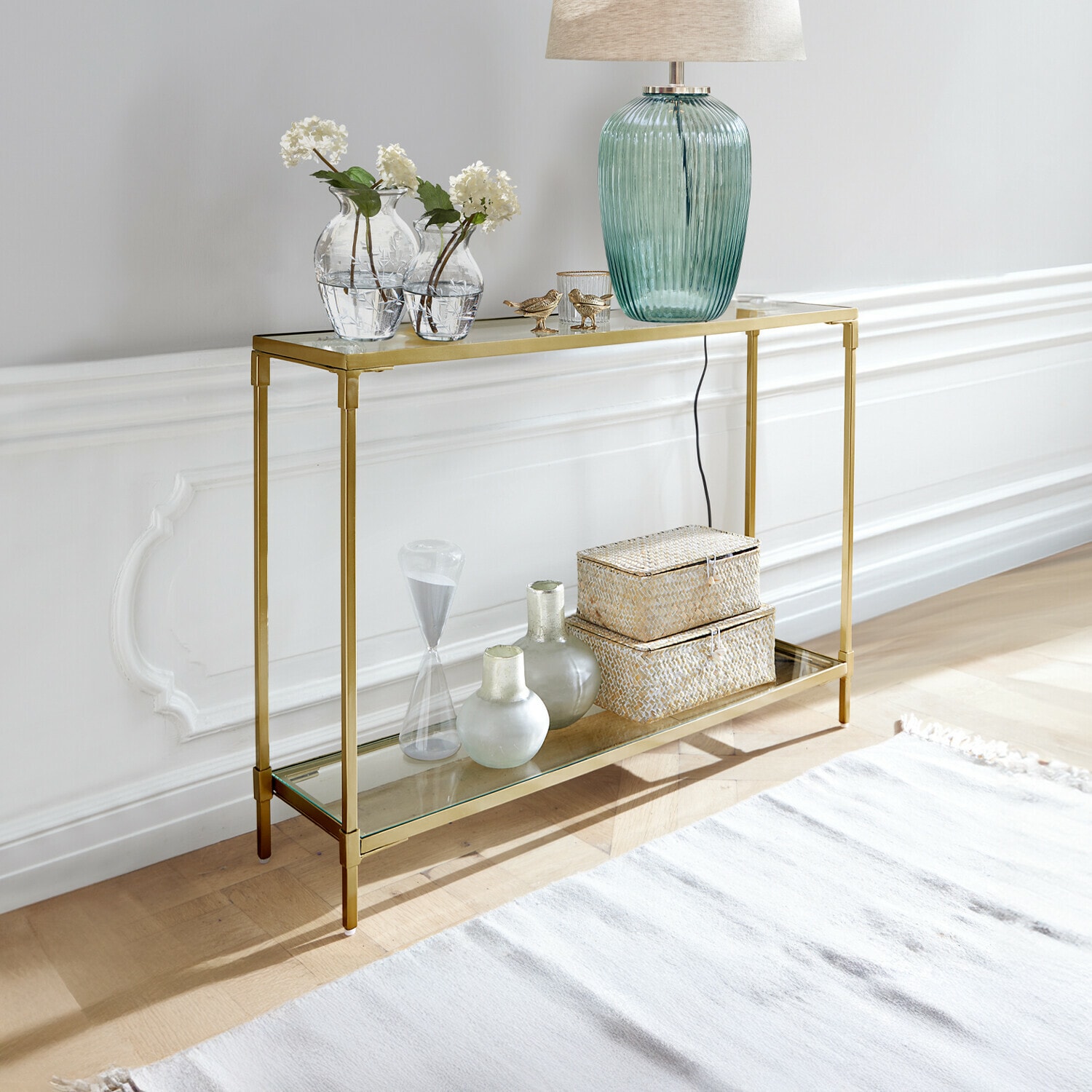 Konsole Ninove Goldfarbener Metallkonsolentisch mit zwei Glasablagen, dekoriert mit Lampe und Vasen, modernes Design