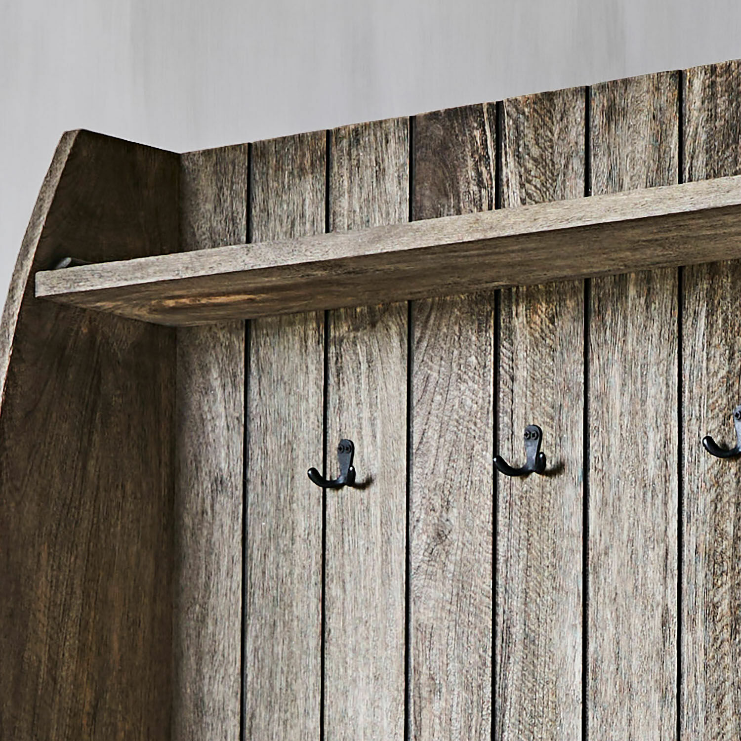 Rustikales graues Holzregal mit Haken, ideal für Flur oder Küche