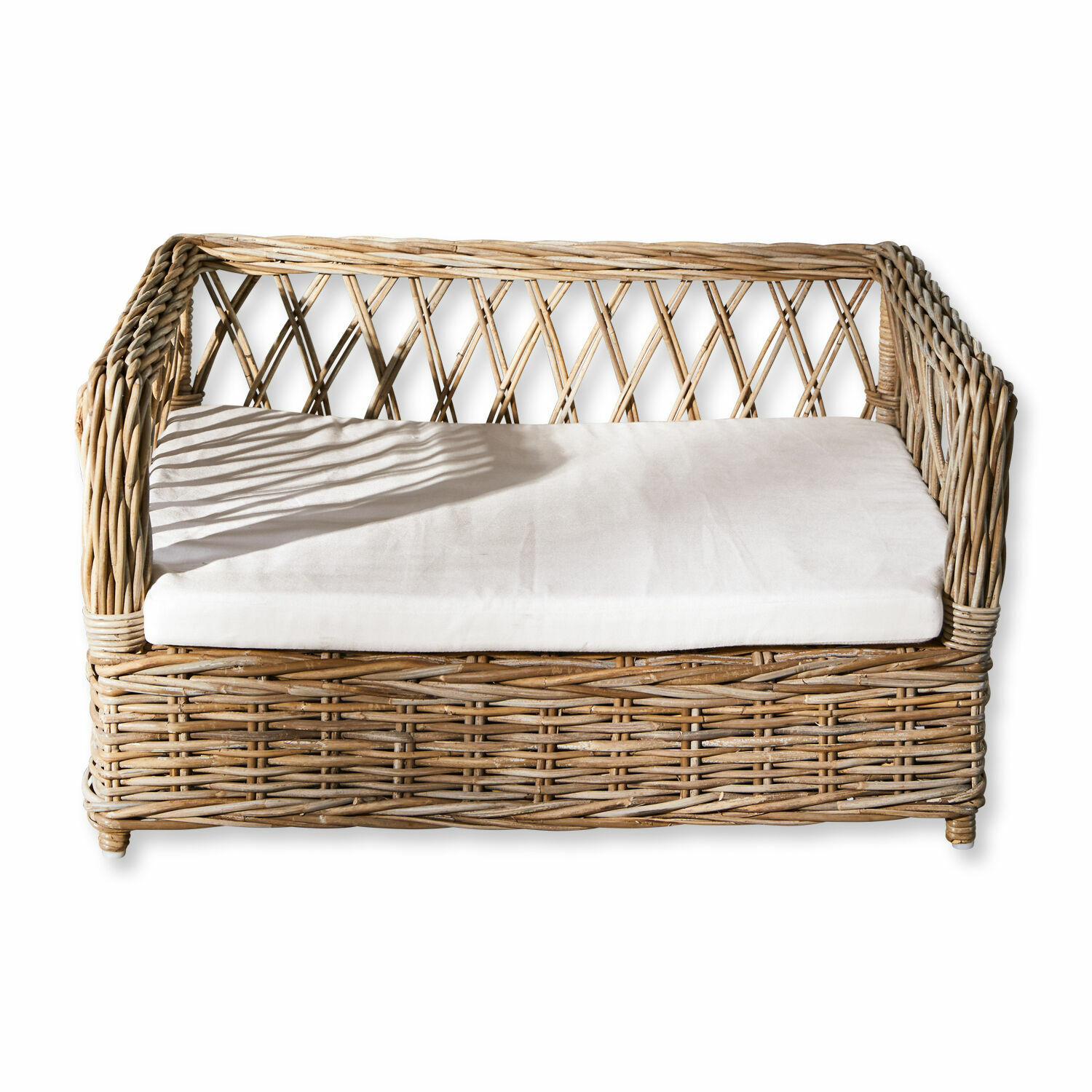 Rattansofa mit hellbeigem Polster, natürlicher Look, gemütliches Wohnzimmermöbel