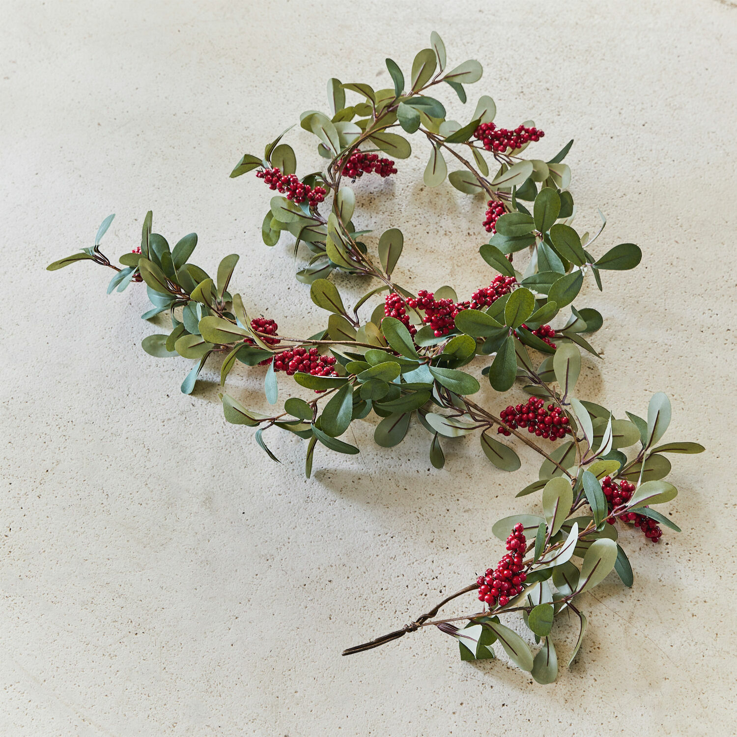 Girlande Lenius Dekorative Girlande mit grünen Blättern und roten Beeren auf hellem Hintergrund, Weihnachtsdeko