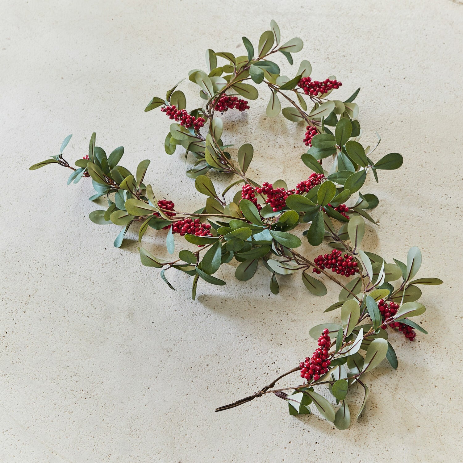 Girlande Lenius Dekorative Girlande mit grünen Blättern und roten Beeren auf hellem Hintergrund, Weihnachtsdeko