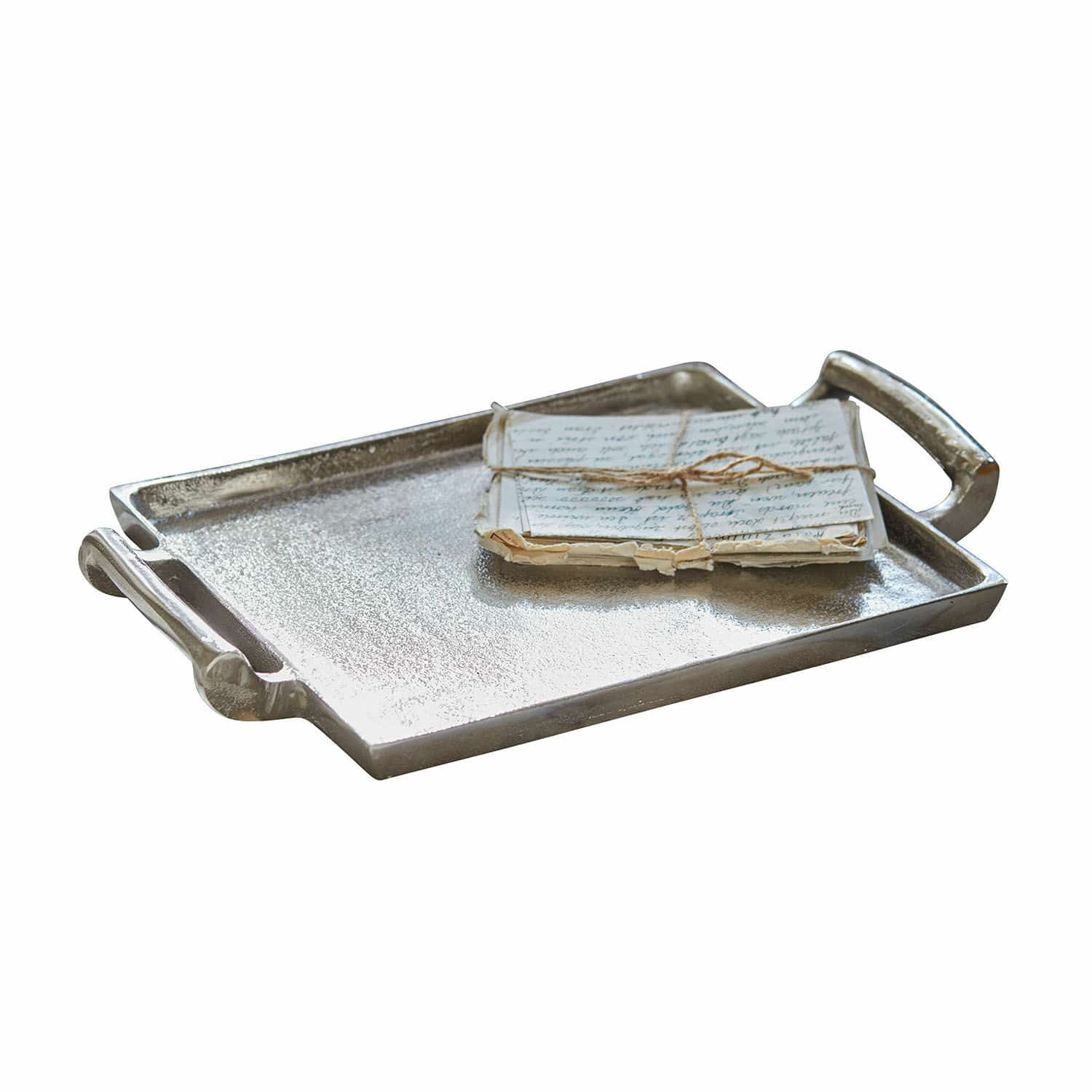 Tablett Connaire Silbernes Metalltablett mit Griffen und einem Bündel alter Briefe, zusammengebunden mit Schnur
