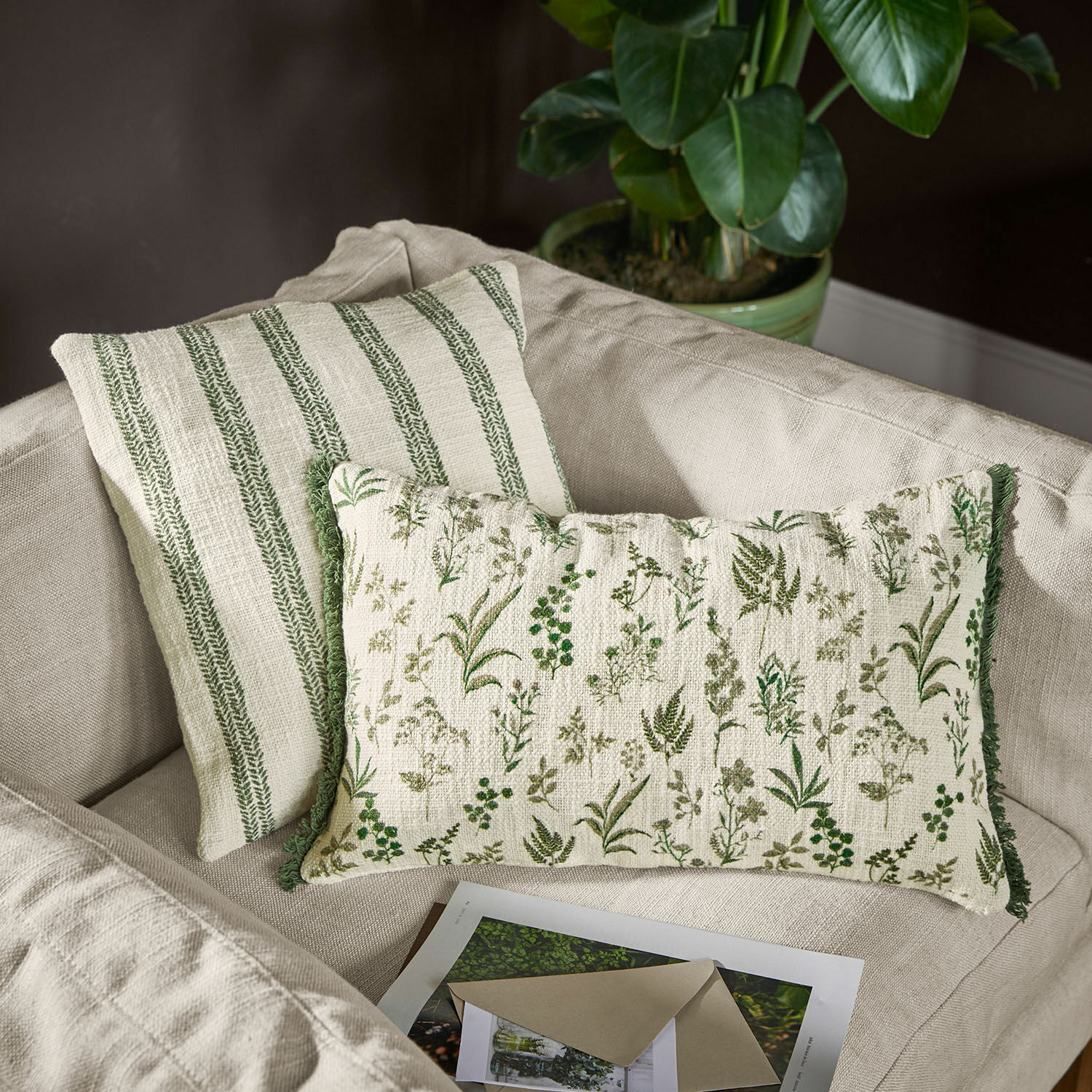 Kissenhülle 2er Set Wescombe Wendbare Baumwollkissen mit grünen Pflanzenmustern und Streifen auf beigem Sofa