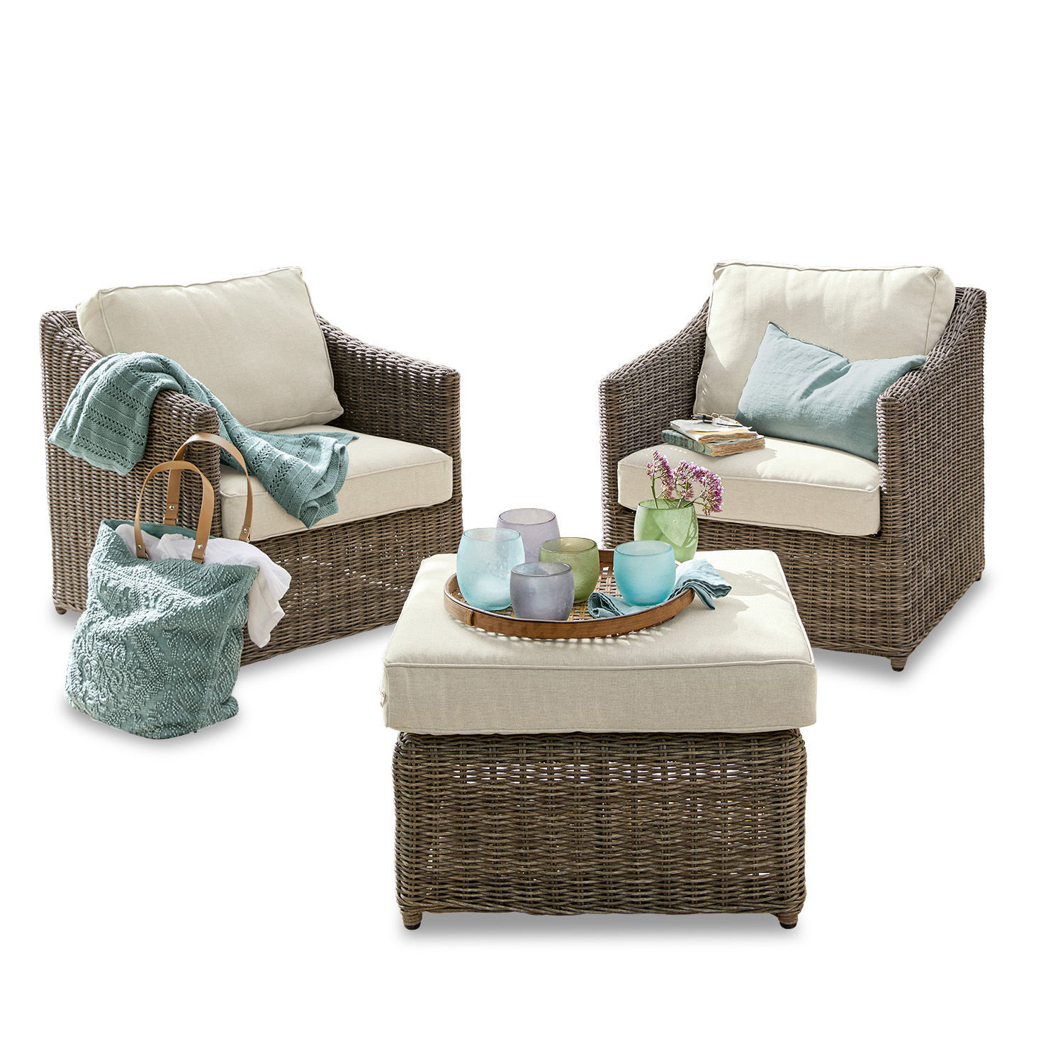 Braunes Rattan-Gartenmöbel-Set mit cremefarbenen Polstern und blauen Accessoires