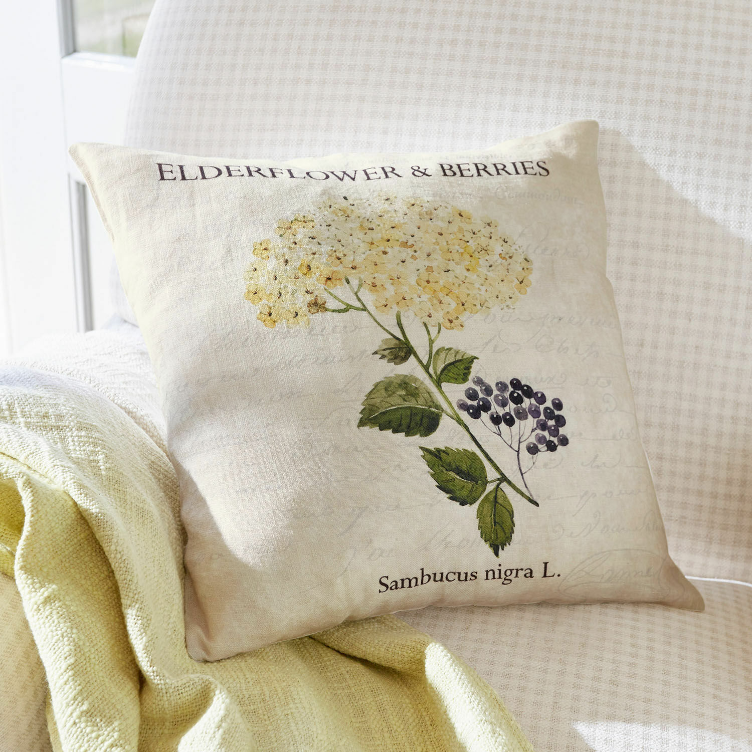 Kissenhülle Sambucus Beige Leinenkissen mit Druck von Holunderblüten und grünen Blättern, dekorativ im Wohnzimmer