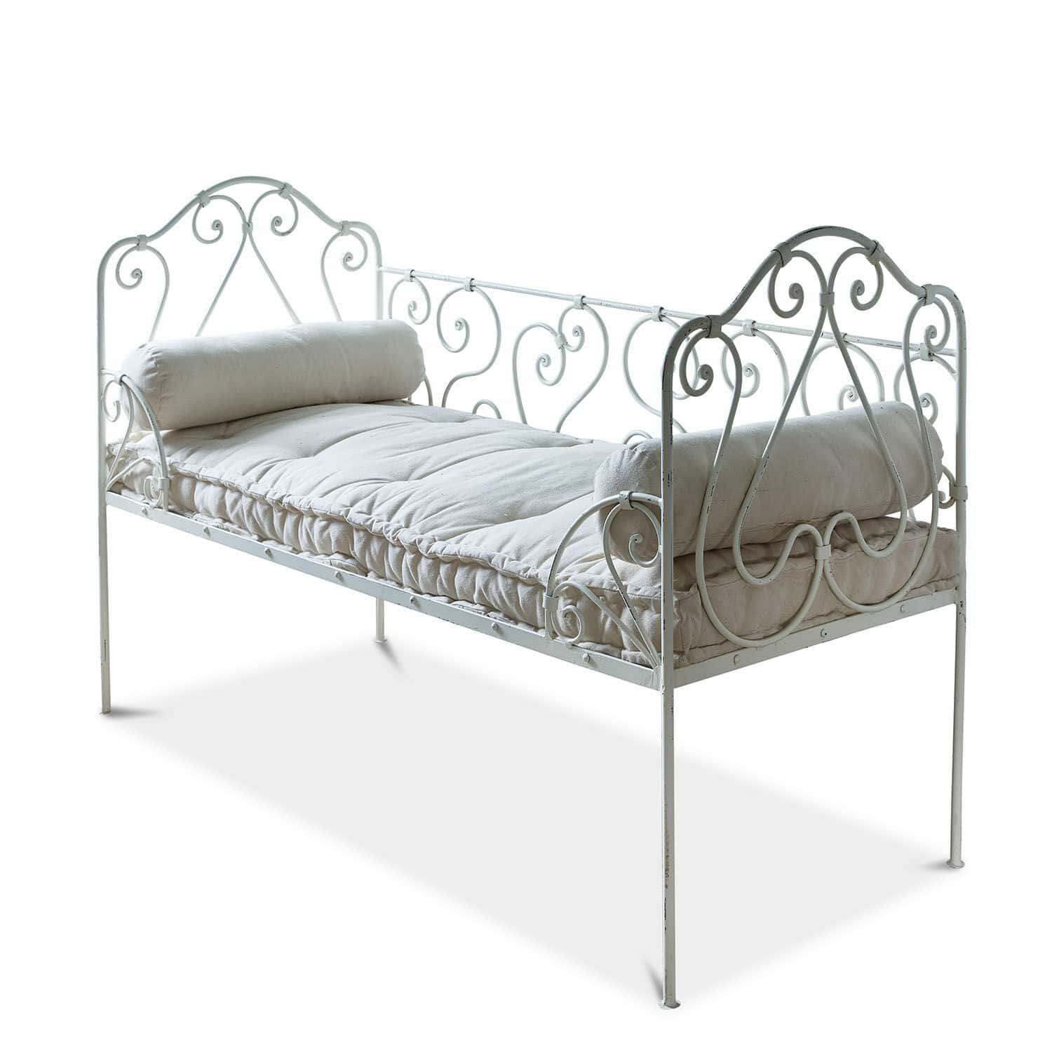 Weiße Metallsofa mit dekorativem Muster und hellem Polster, Vintage-Stil für Wohnzimmer
