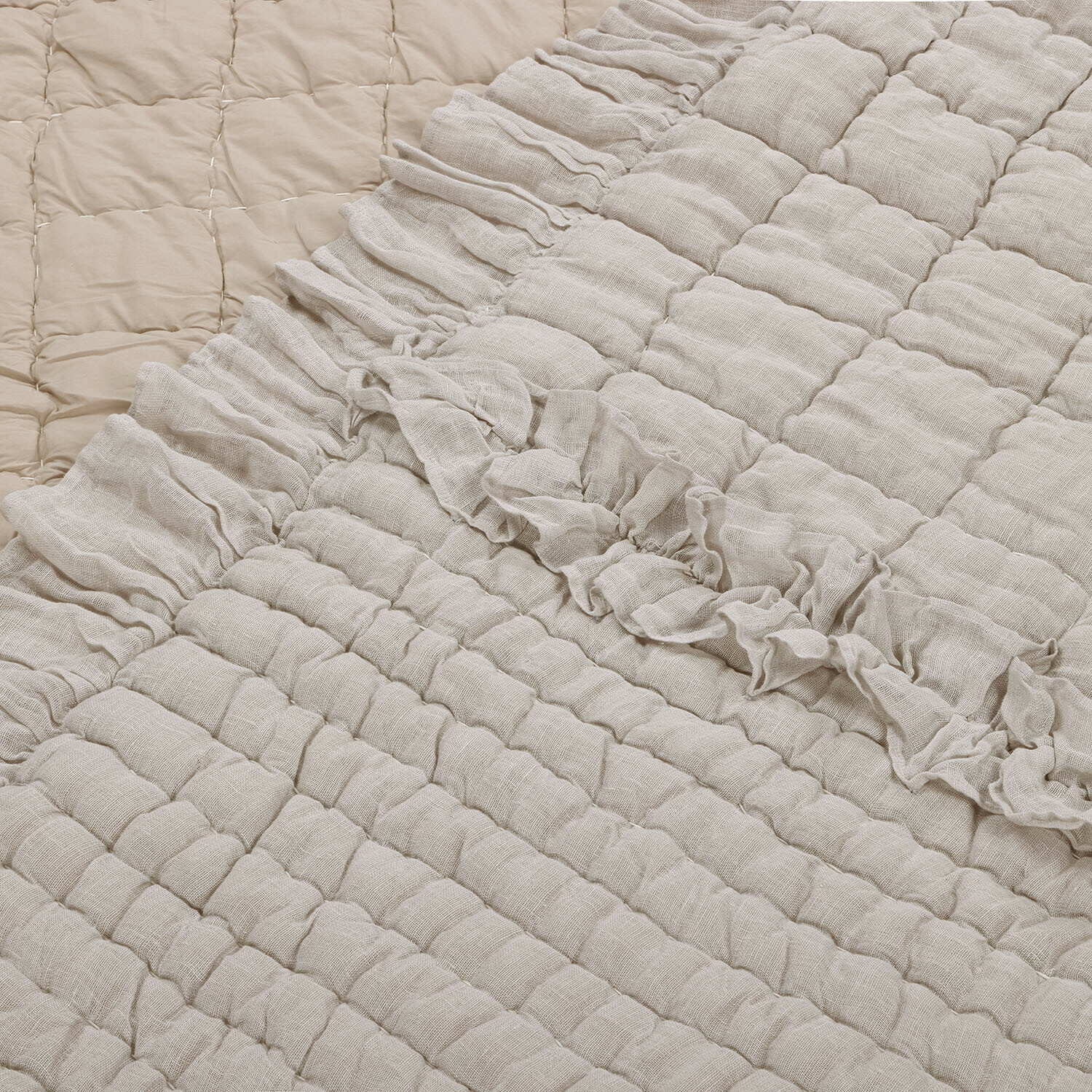 Beige gesteppte Leinenbettdecke mit Rüschen, weich und dekorativ fürs Schlafzimmer