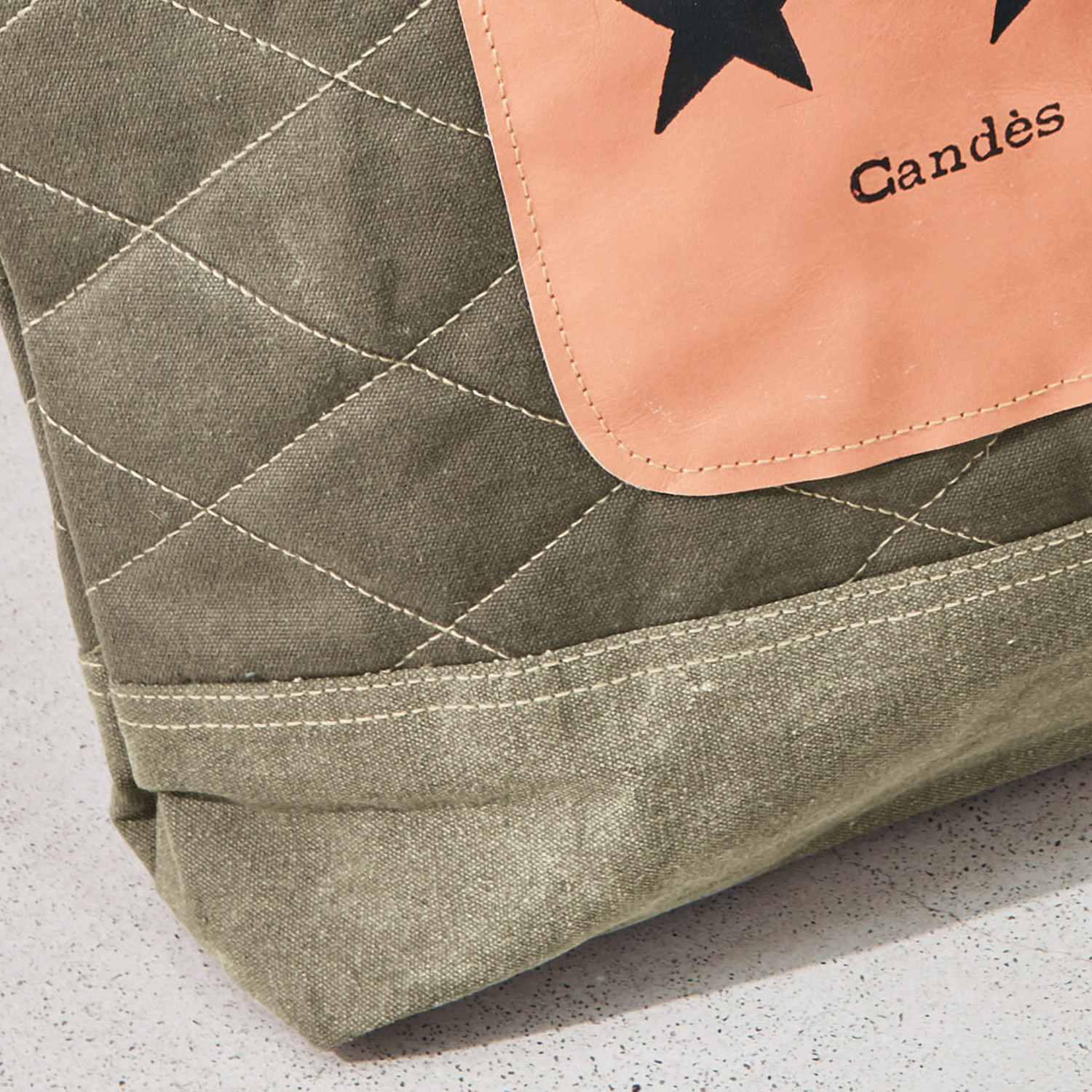Grüne gesteppte Stofftasche mit rosa Lederpatch und schwarzen Sternen